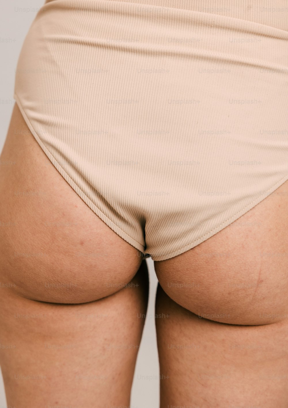 그녀의 엉덩이를 보여주는 여자의 엉덩이의 클로즈업