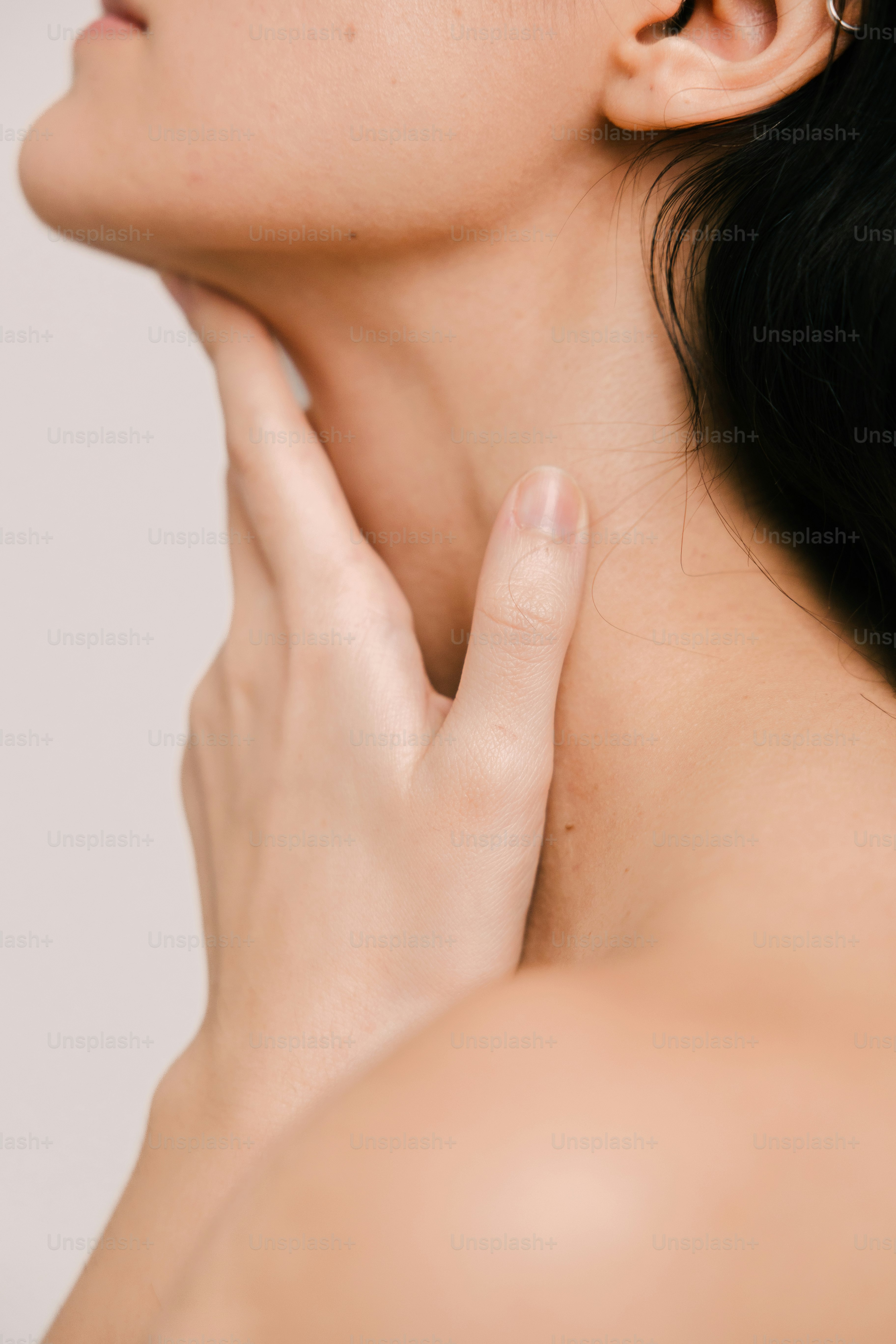 Eine Frau mit der Hand im Nacken