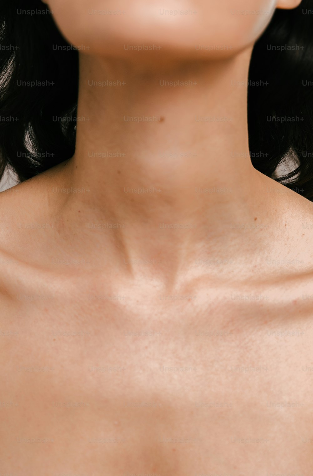 um close up do pescoço e pescoço de uma mulher