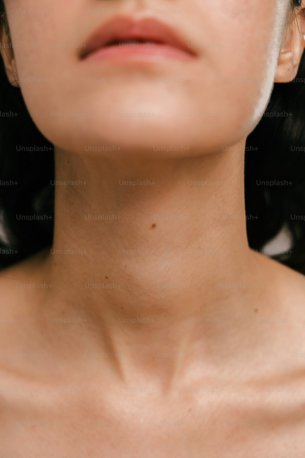 um close up de uma mulher usando um colar