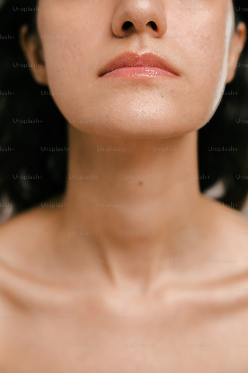 Eine Nahaufnahme von Gesicht und Hals einer Frau