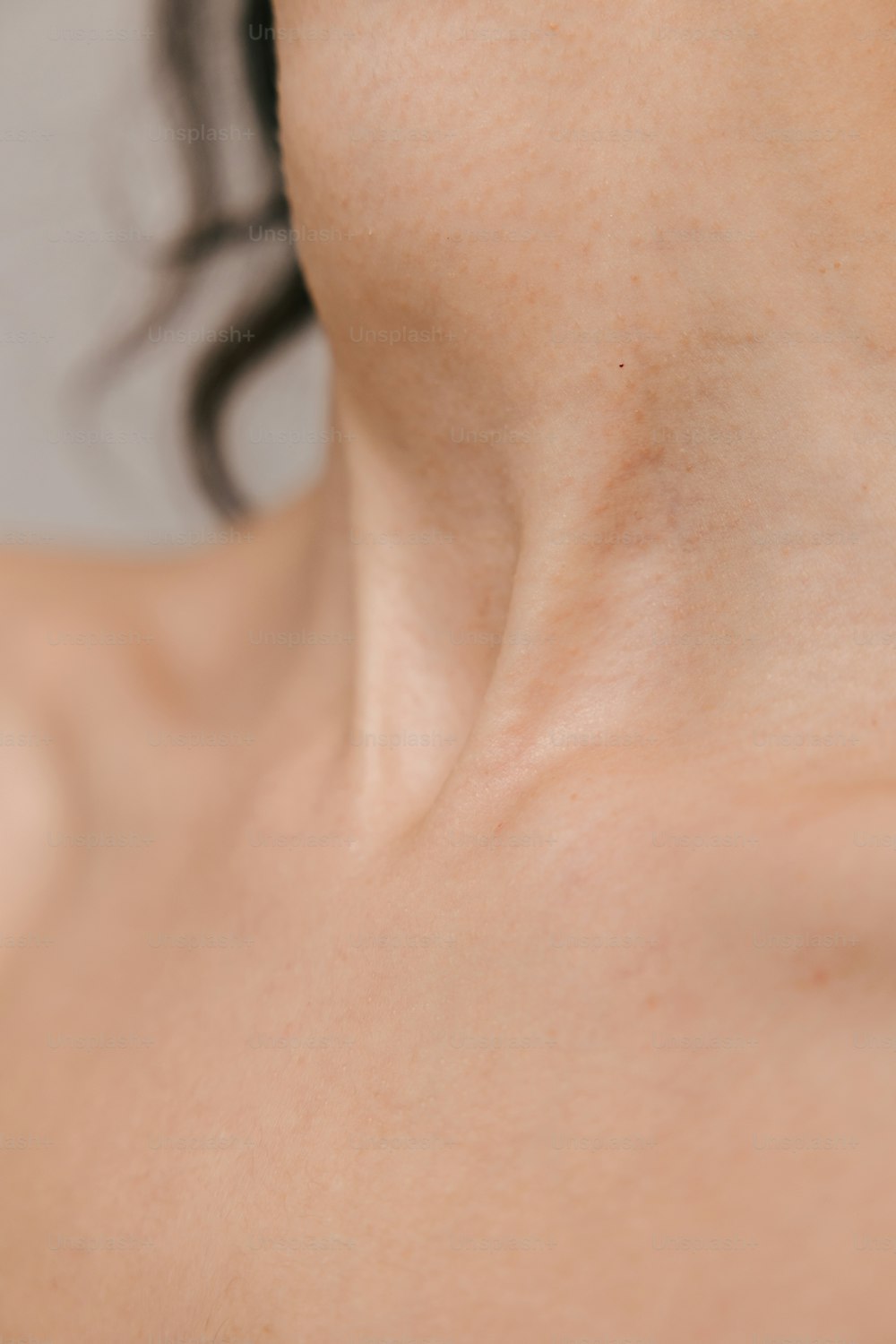 un primer plano del cuello y el área del cuello de una mujer