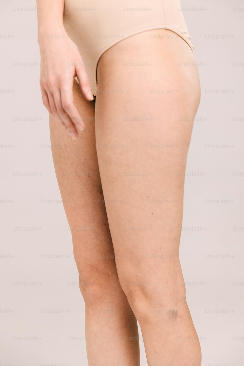 el trasero de una mujer mostrando sus piernas y trasero