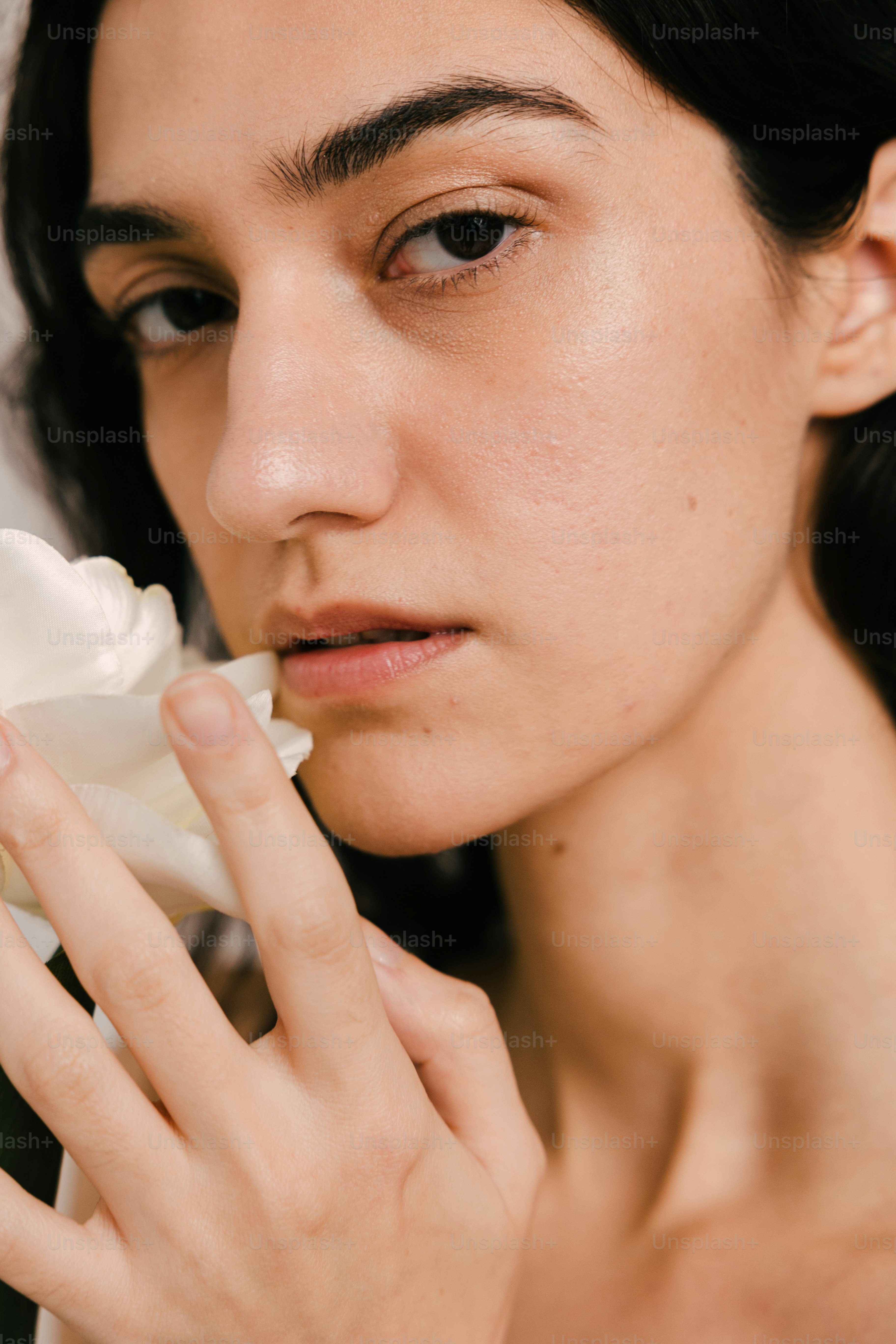 그녀의 손에 꽃을 가진 여자