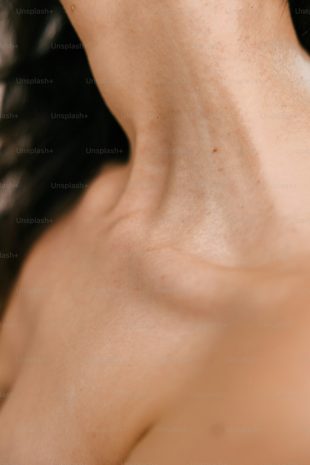 um close up do pescoço e pescoço de uma pessoa
