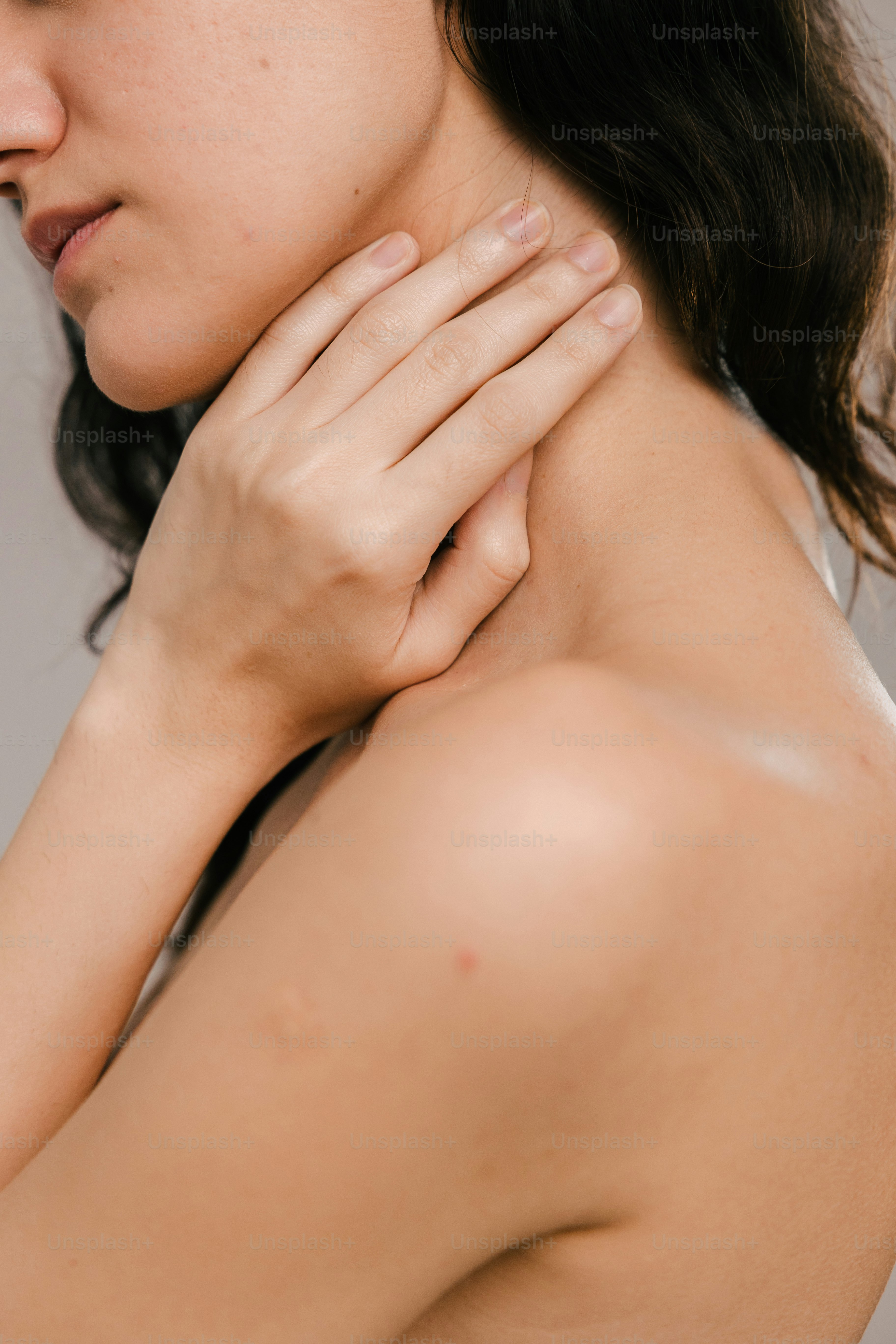 Una mujer con la mano en el hombro