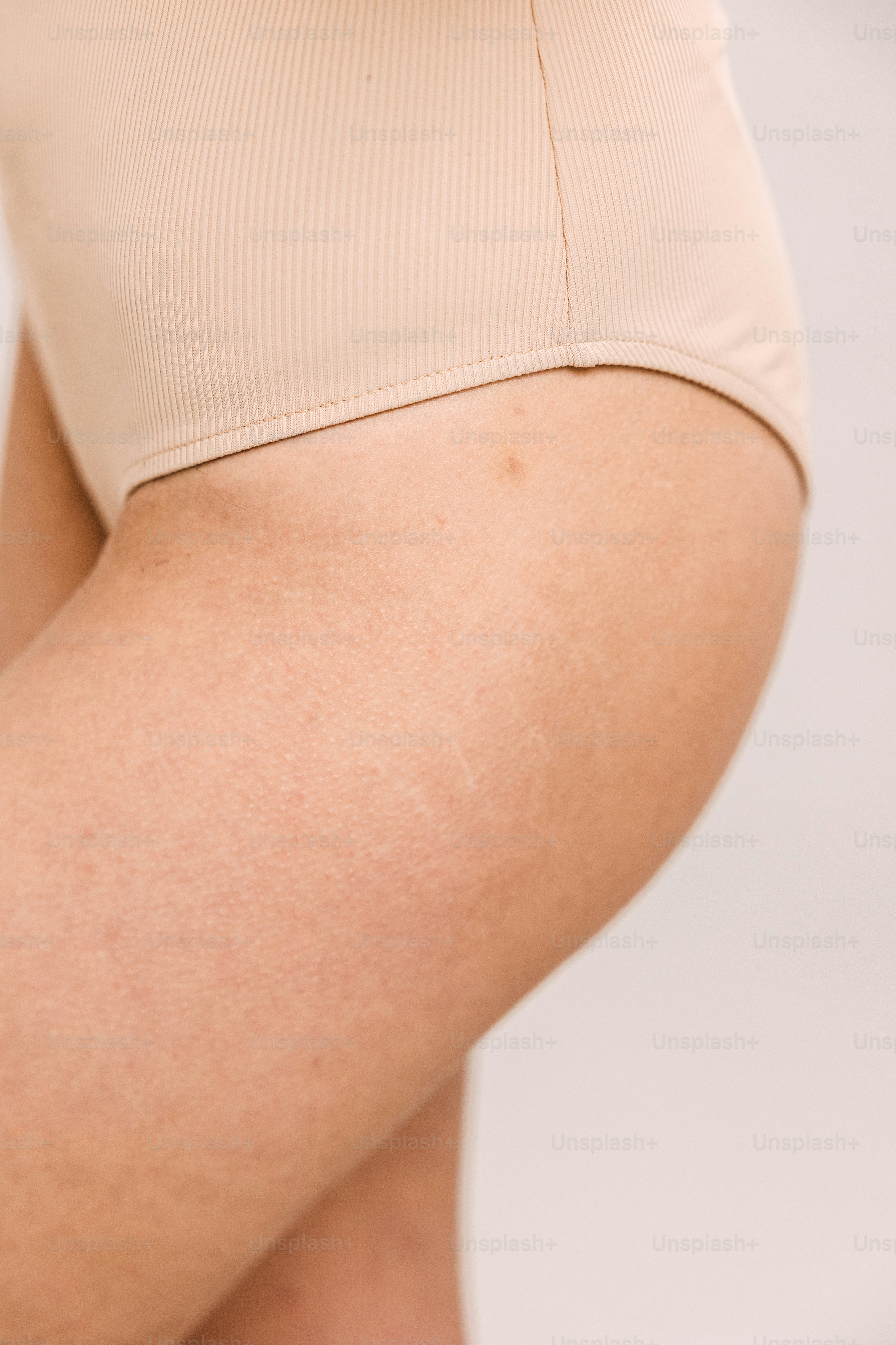 그녀의 손에 휴대 전화와 여자의 엉덩이의 클로즈업