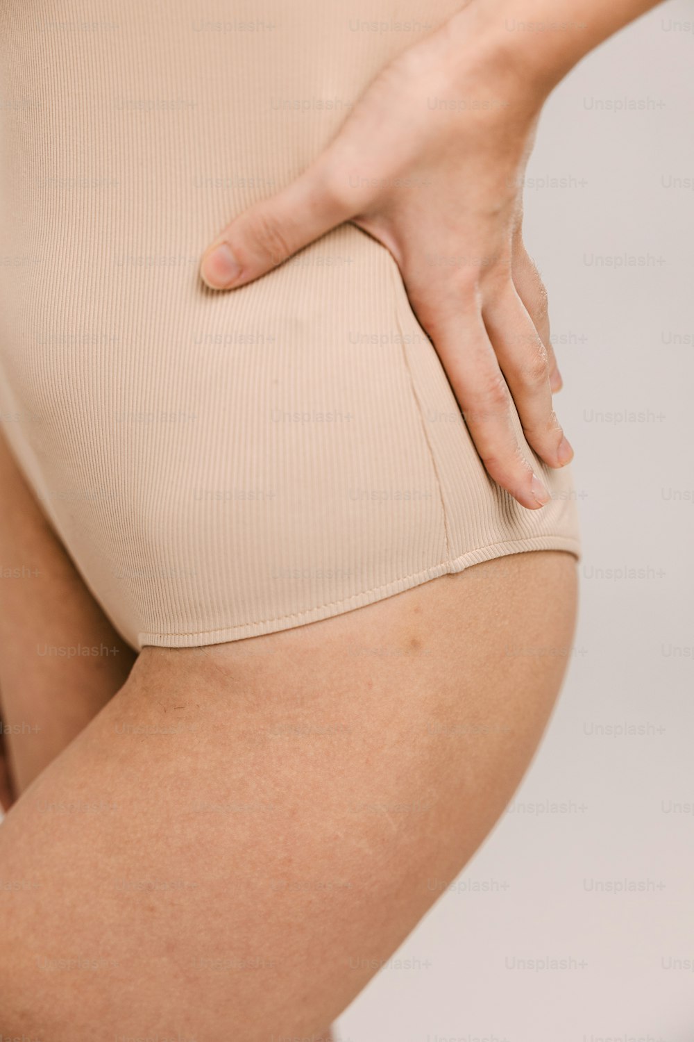 el trasero de una mujer mostrando la parte inferior de su cuerpo
