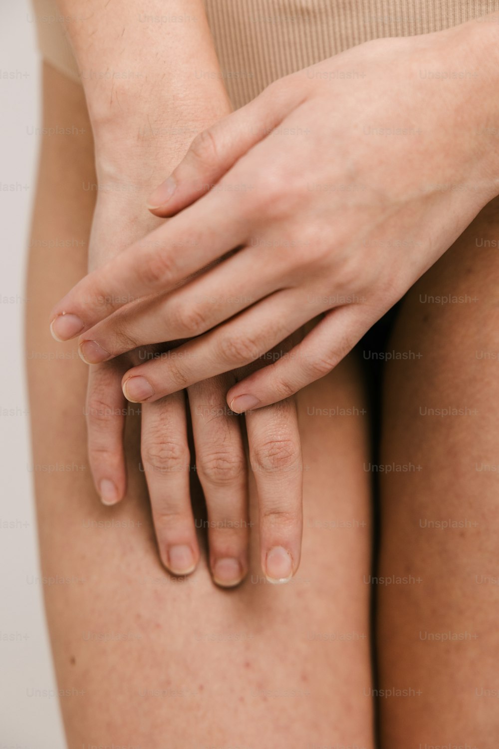 um close up das pernas e mãos de uma pessoa