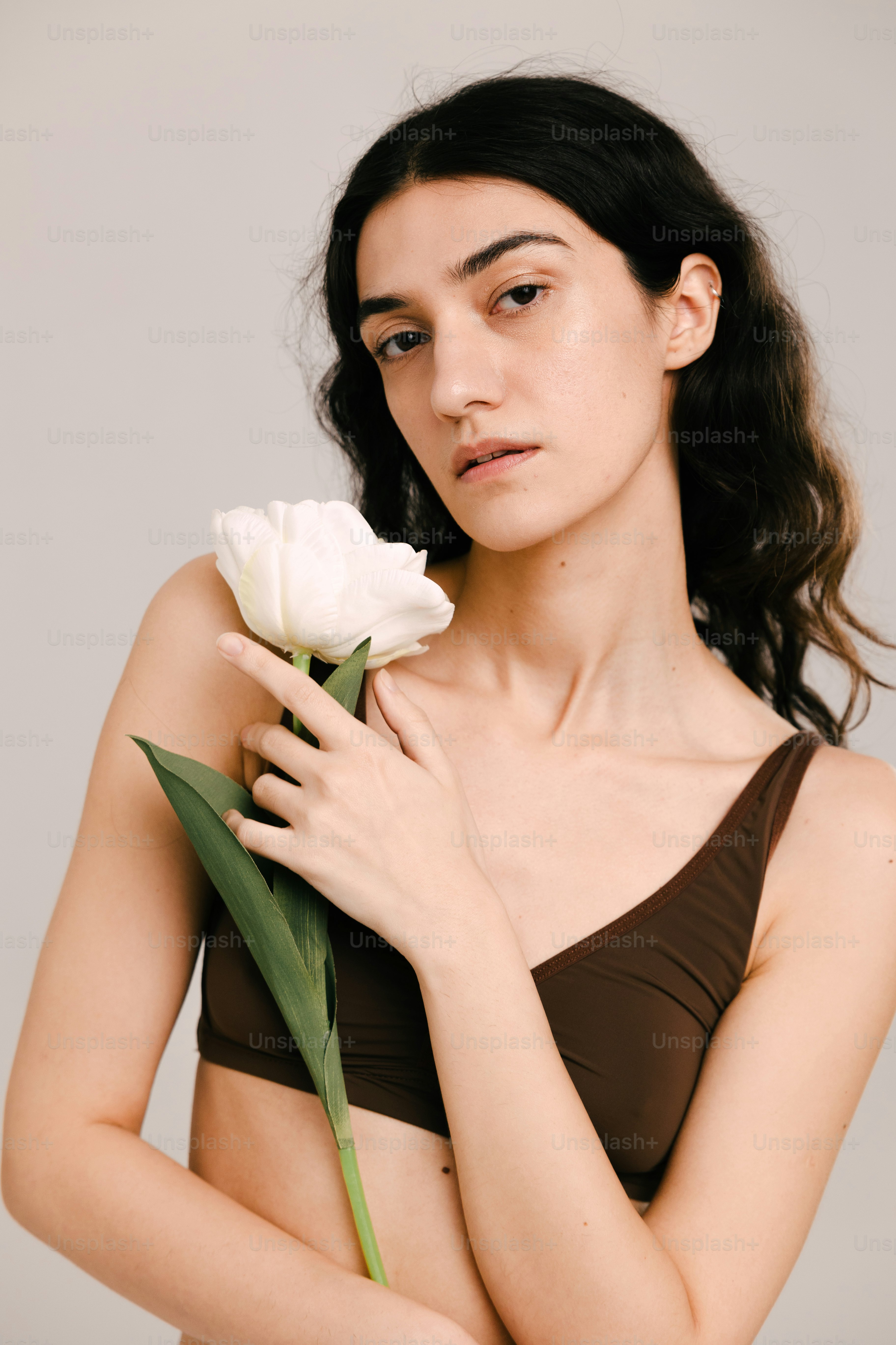 Une femme en bikini tenant une fleur