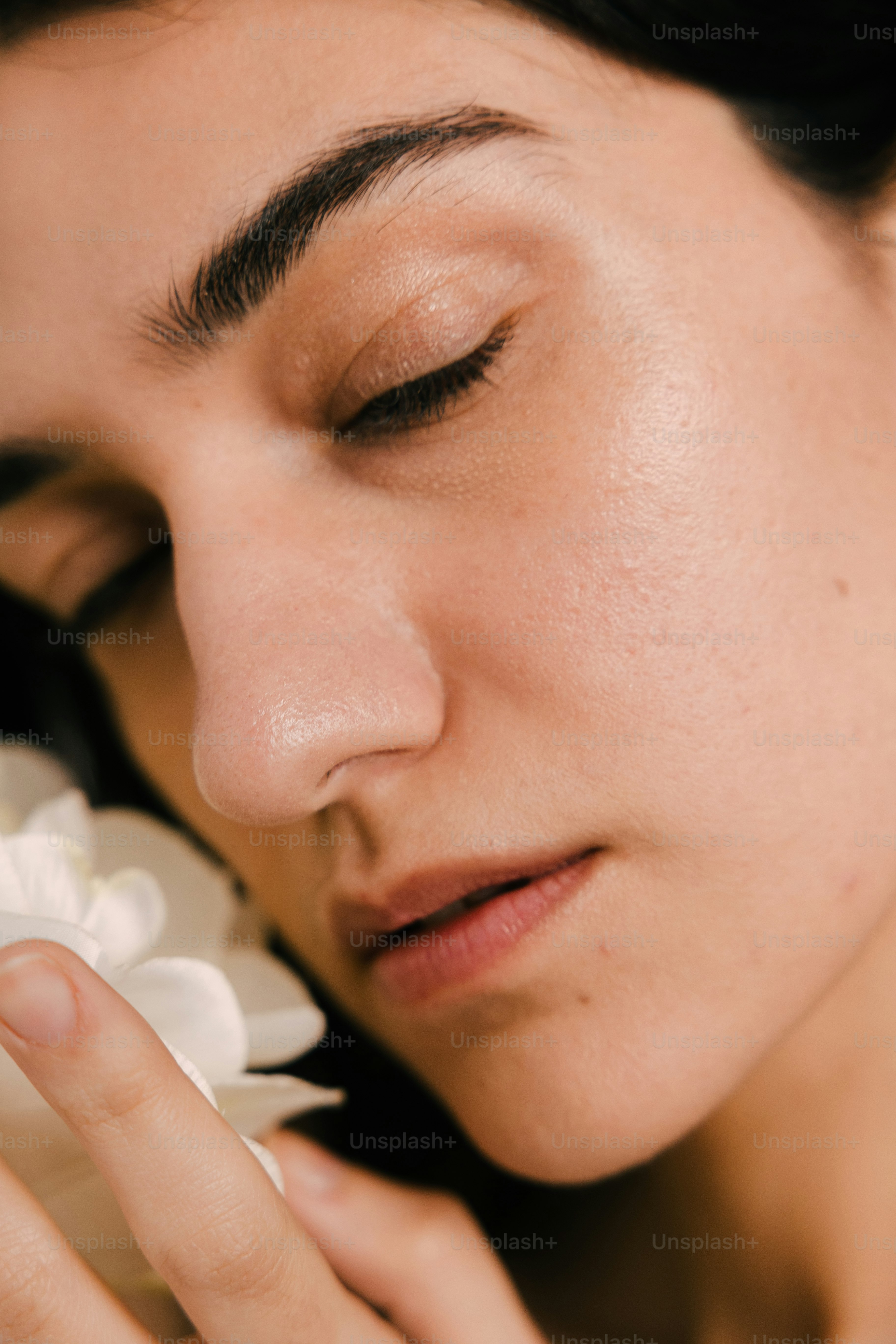 A woman holding a flower in her hand photo – Flower Image on Unsplash