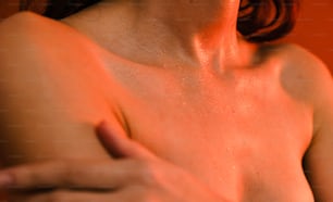 eine Nahaufnahme der Brust einer Person mit einem Licht, das darauf scheint