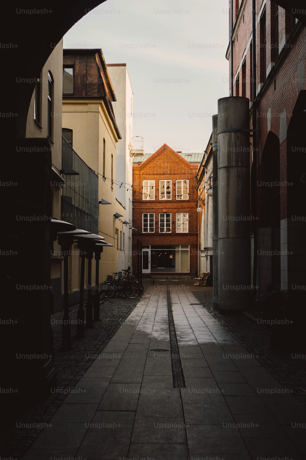 a narrow alley way with a building in the background