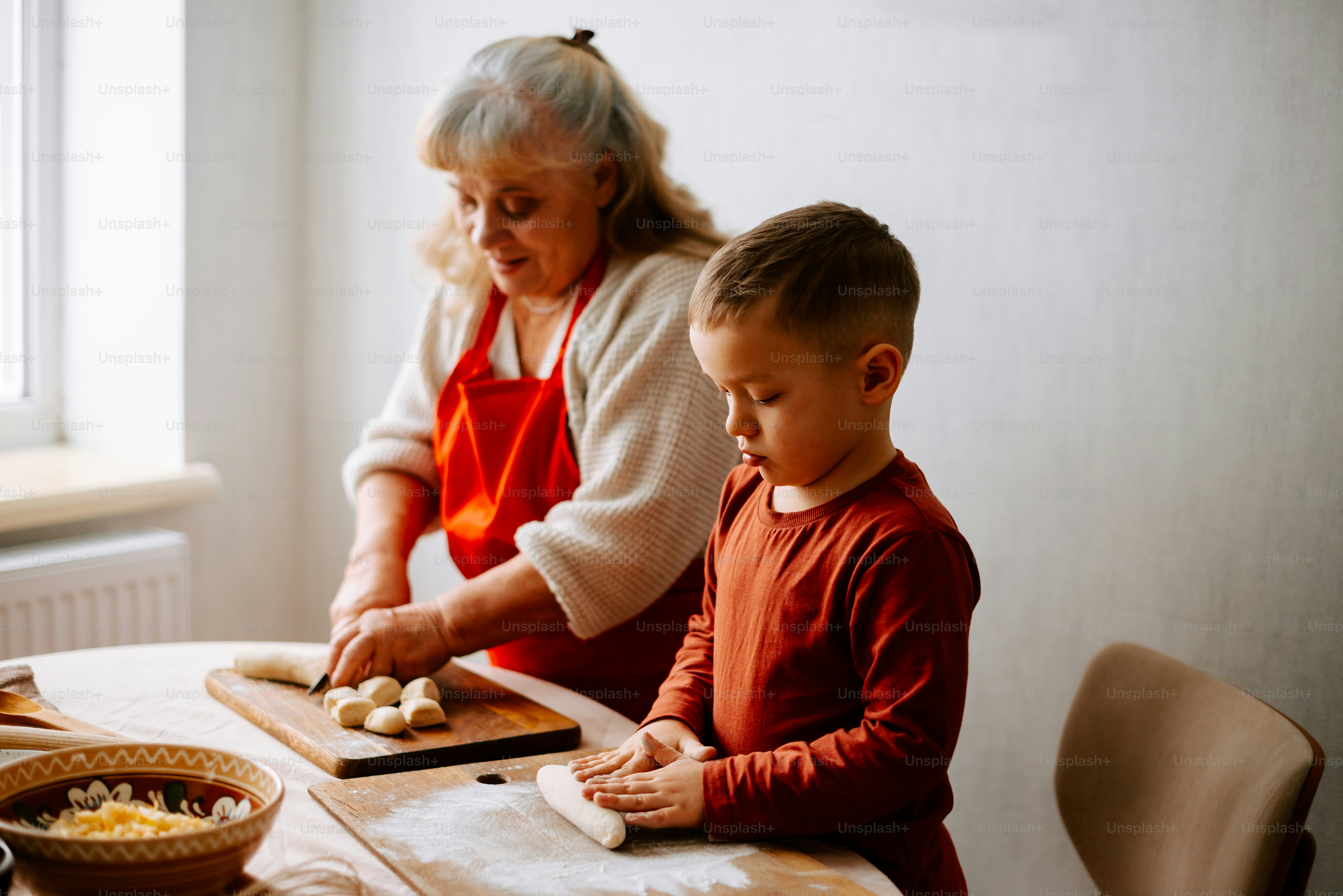 Eine Frau und ein Kind bereiten Essen zu