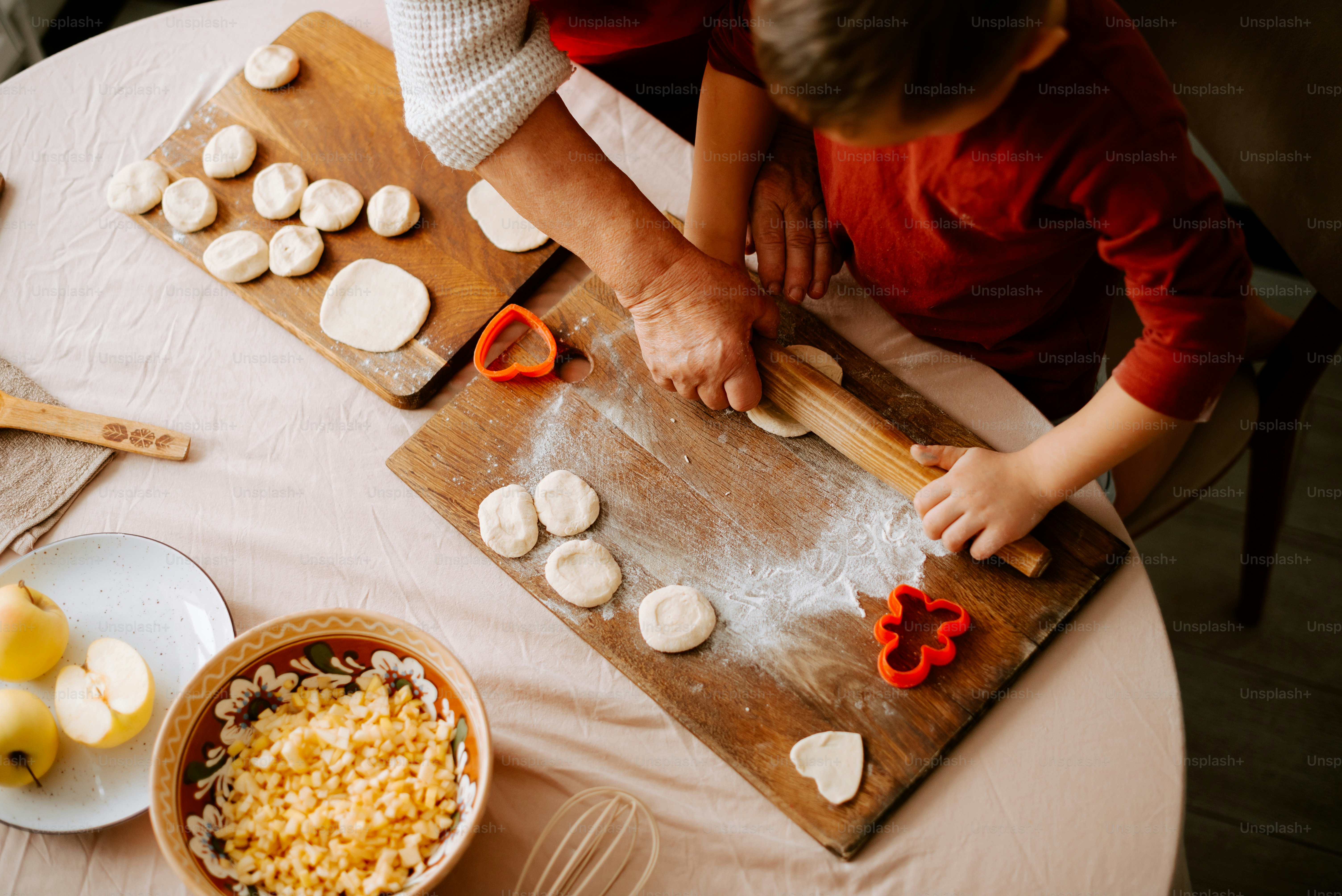 Eine Frau und ein Kind machen Essen auf einem Tisch