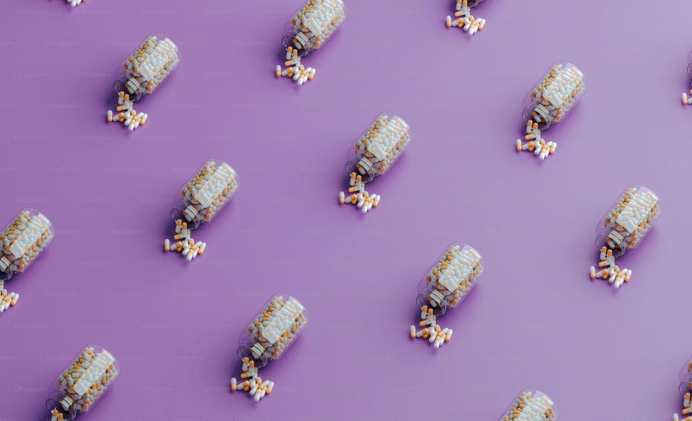Eine Gruppe kleiner Spielzeugautos auf violetter Oberfläche