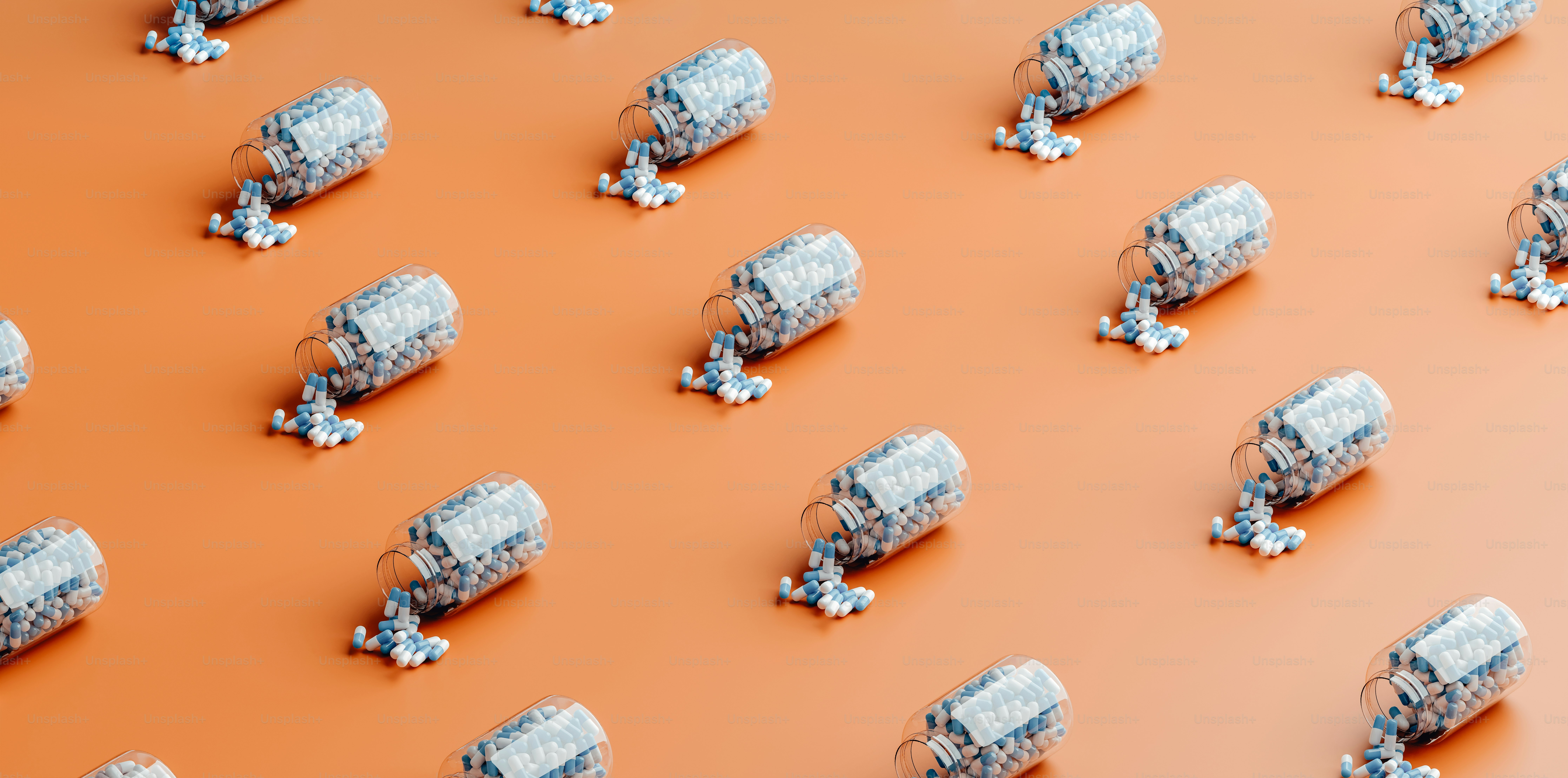 Eine Gruppe von Plastikelefanten auf orangefarbenem Hintergrund