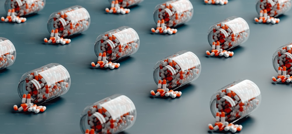 Un grupo de píldoras que se derraman de una botella