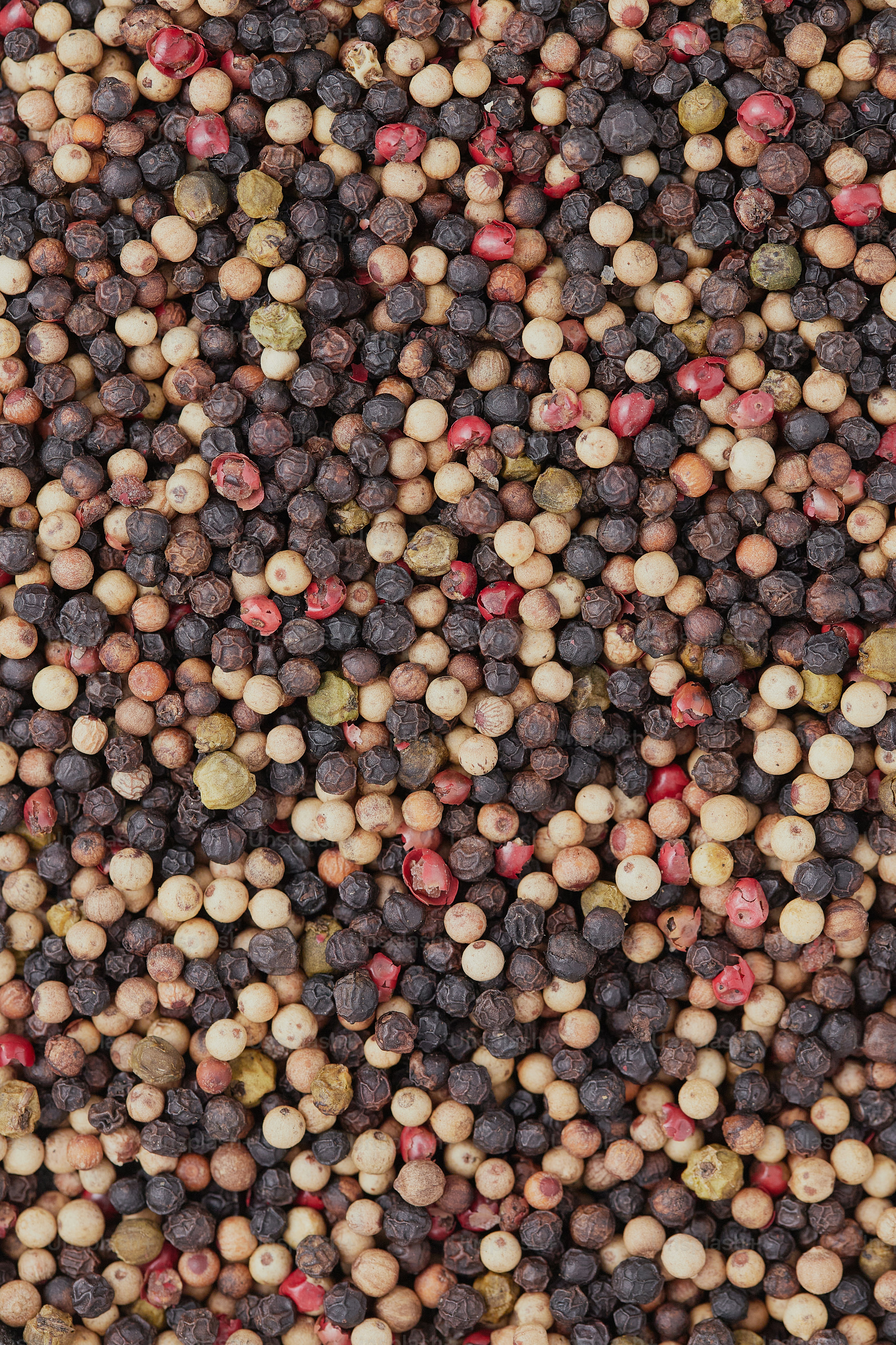 검은 올리브 한 묶음이 서로 겹쳐져 있습니다.