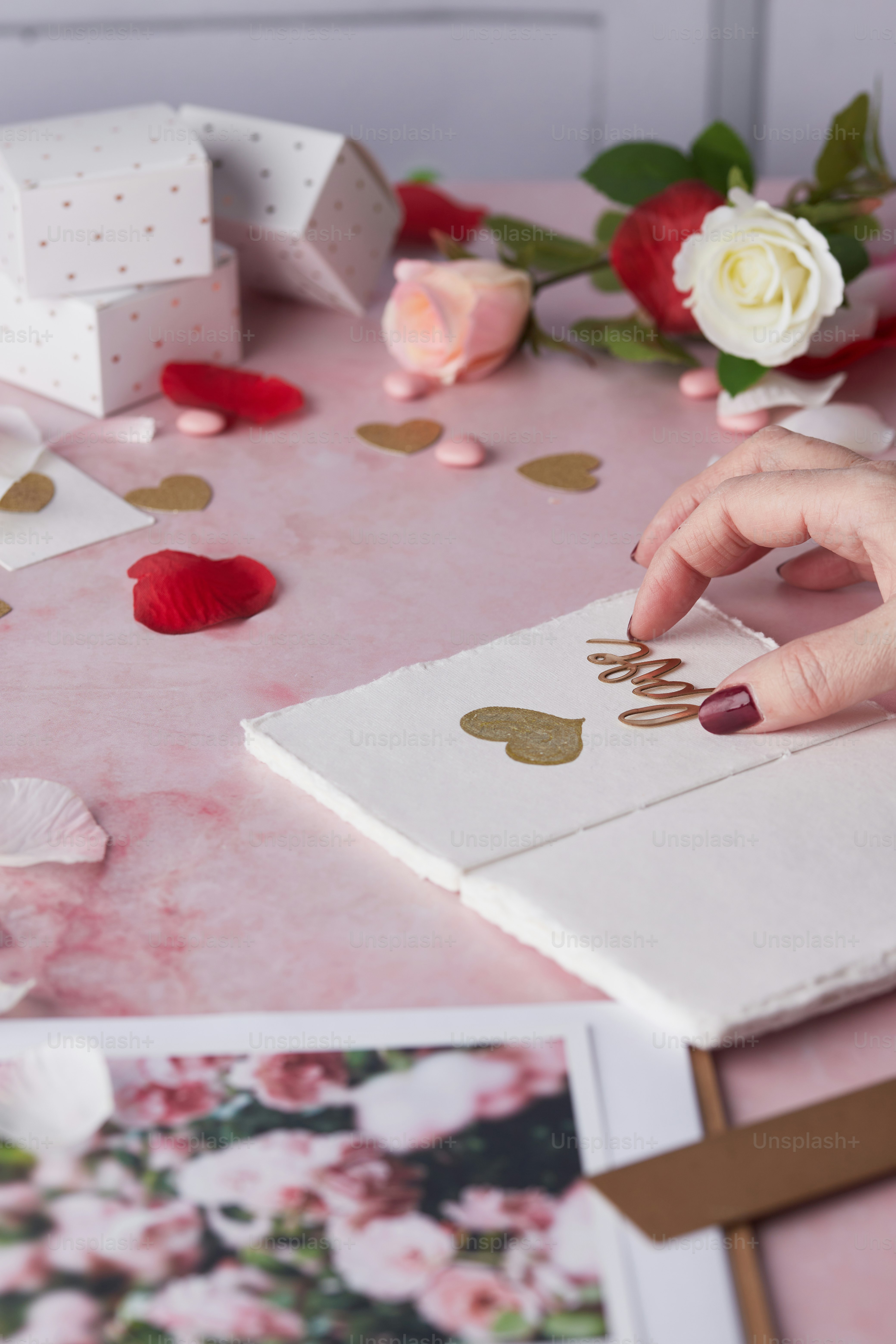 die Handschrift einer Person auf einem Blatt Papier