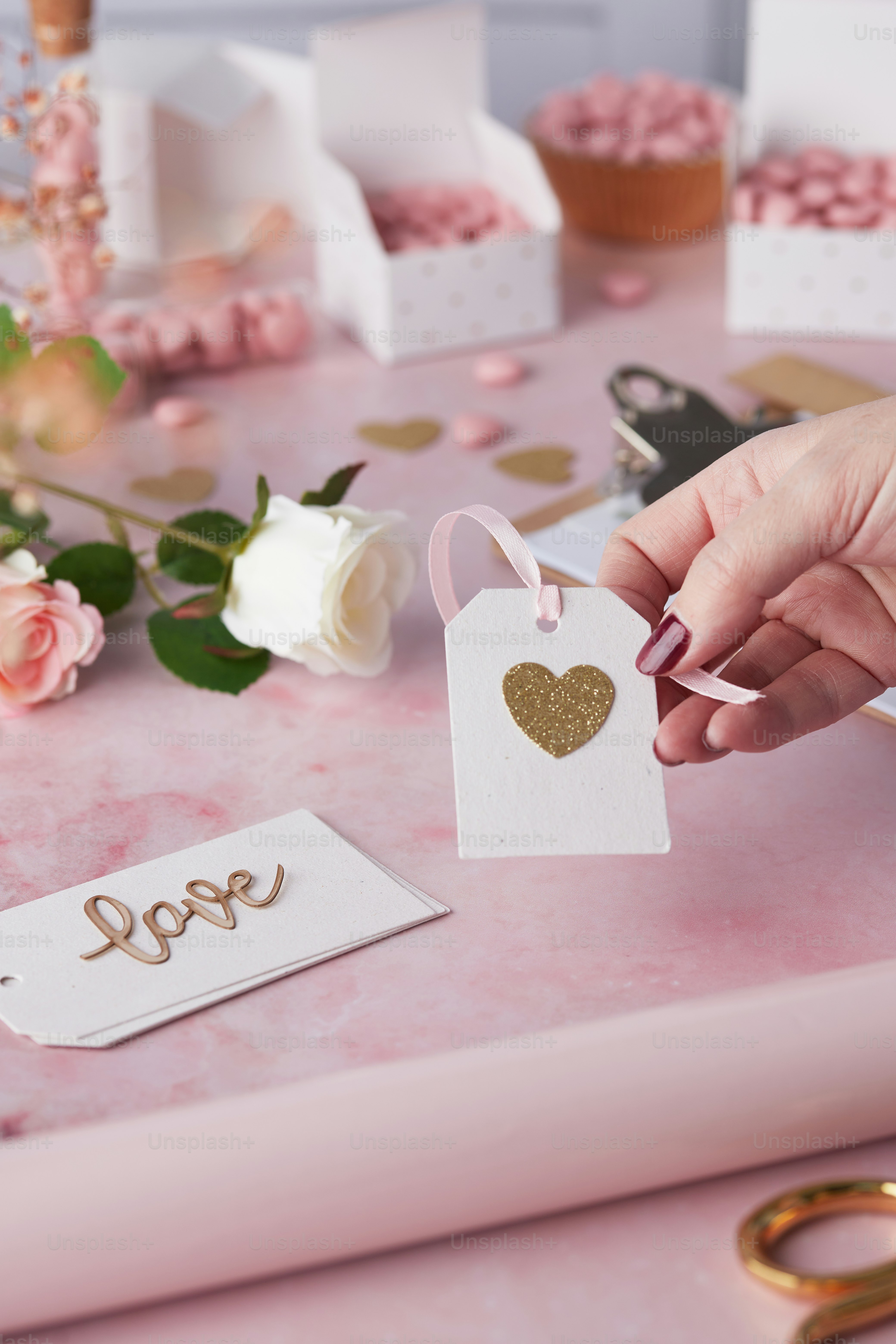 Una persona sosteniendo una etiqueta con un corazón en ella