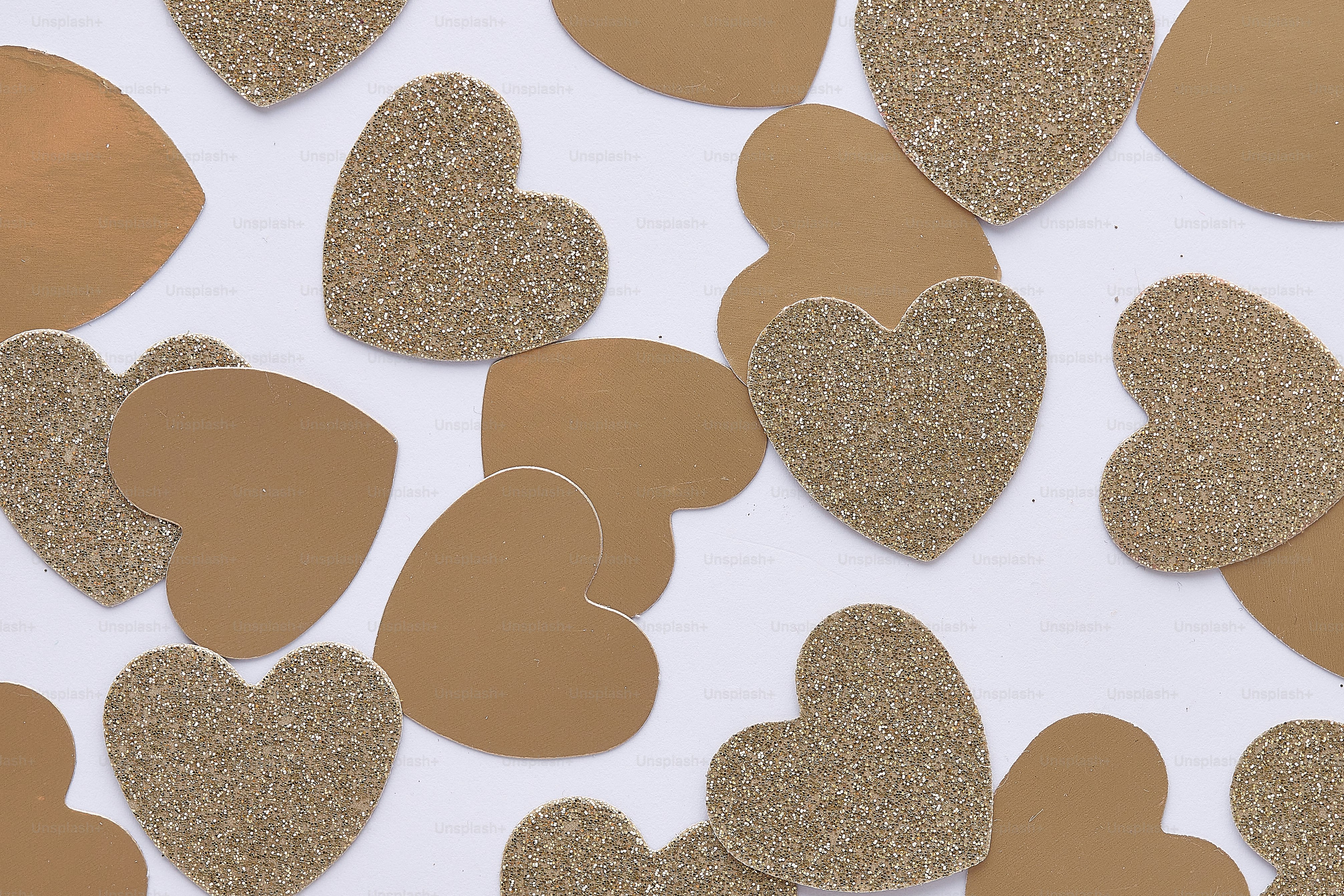 Una mesa blanca coronada con muchos corazones marrones