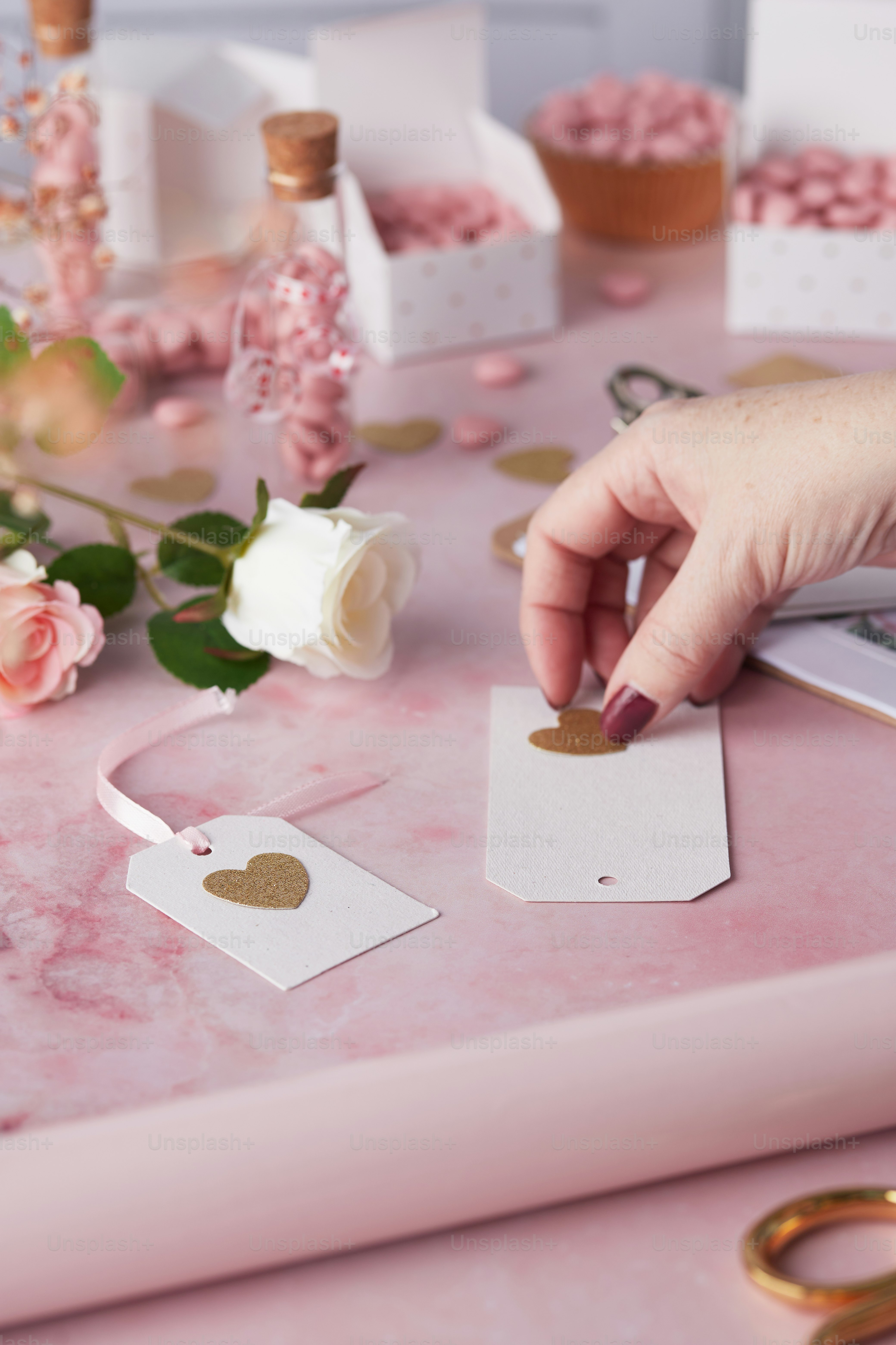 ein Tisch mit einer rosa Tischdecke und rosa Blumen