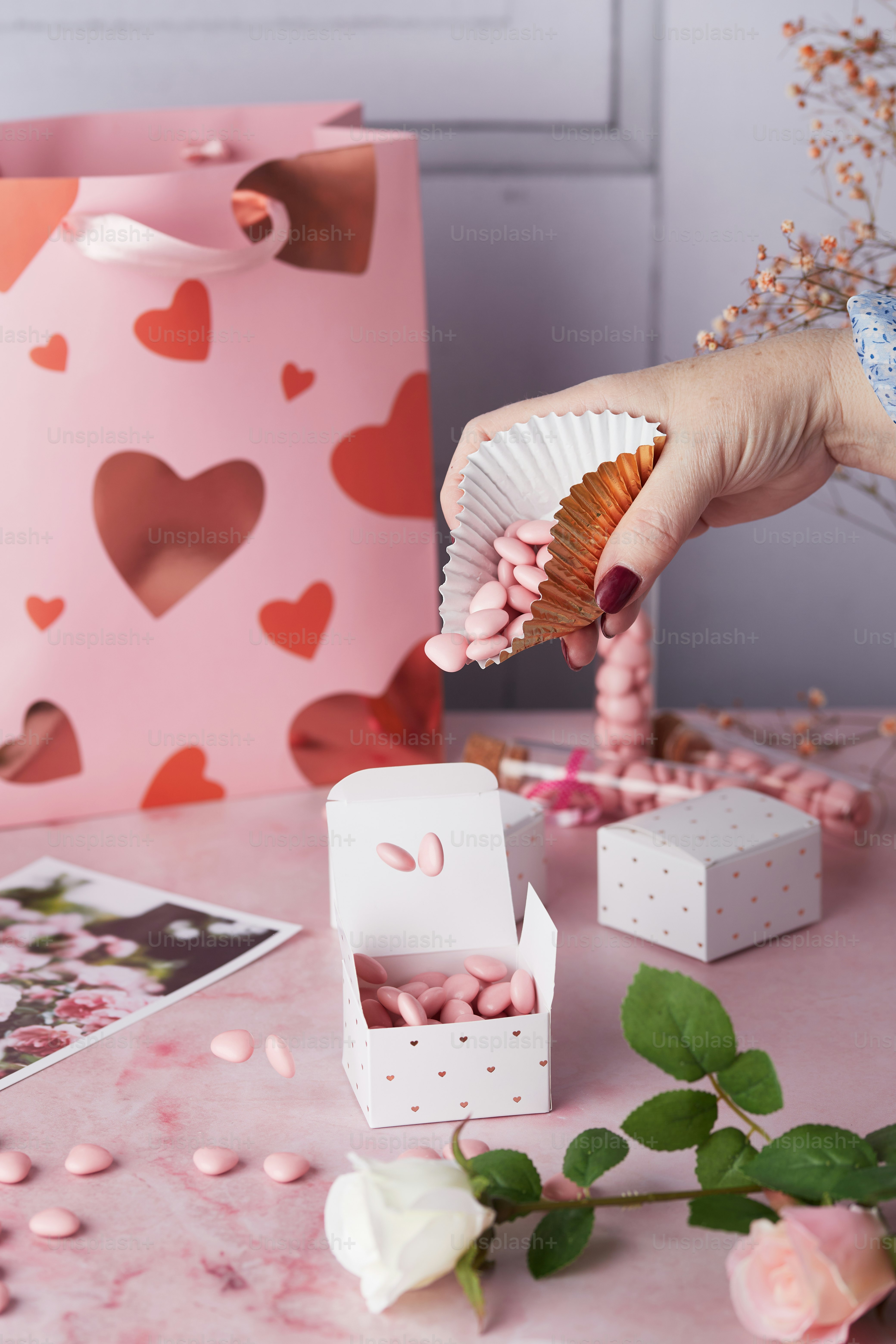 Eine Person hält eine kleine Schachtel mit Herzen darauf