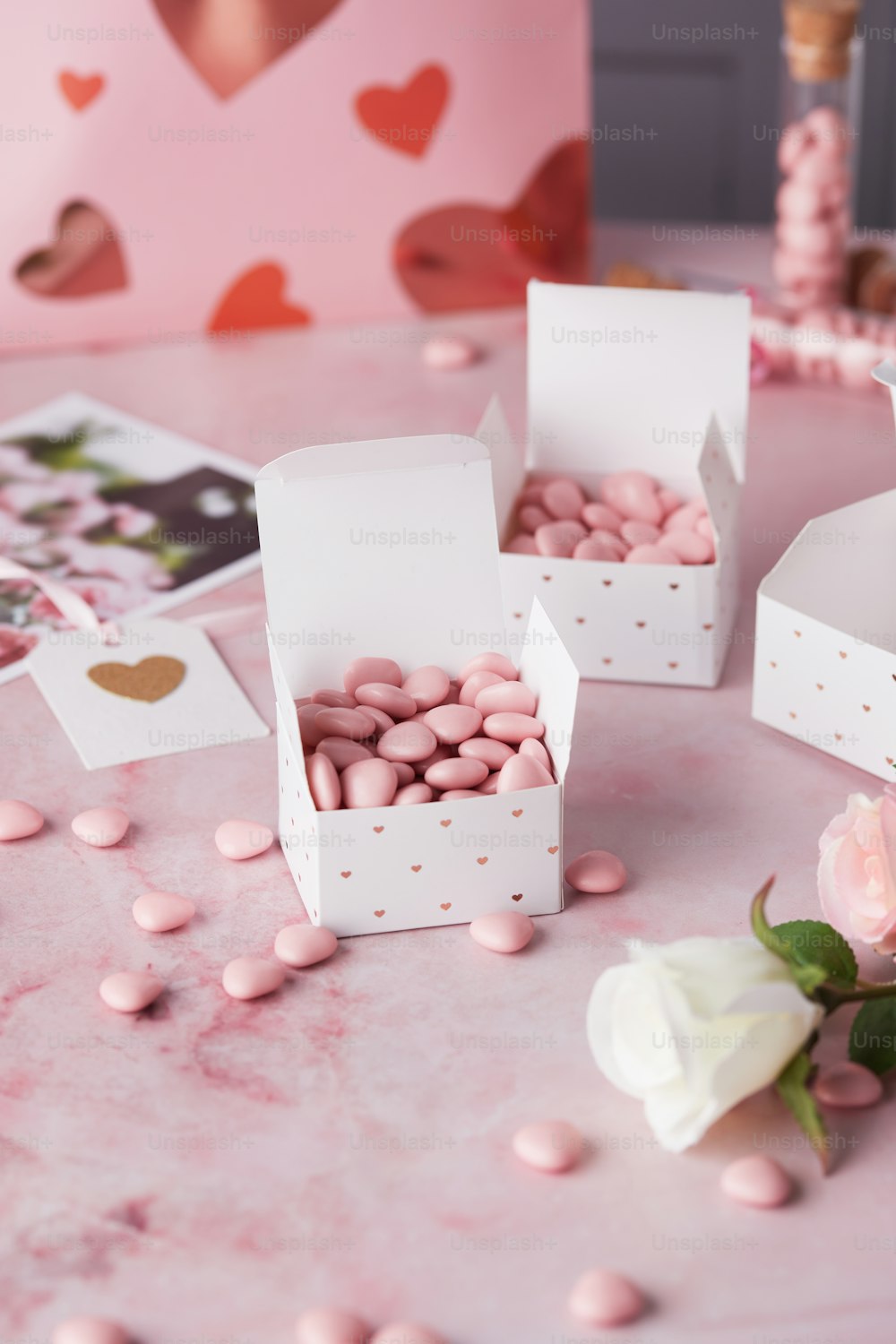 Una mesa cubierta con cajas llenas de dulces