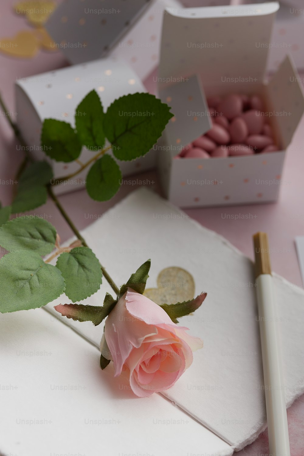 テーブルの上に座っているピンクのバラ