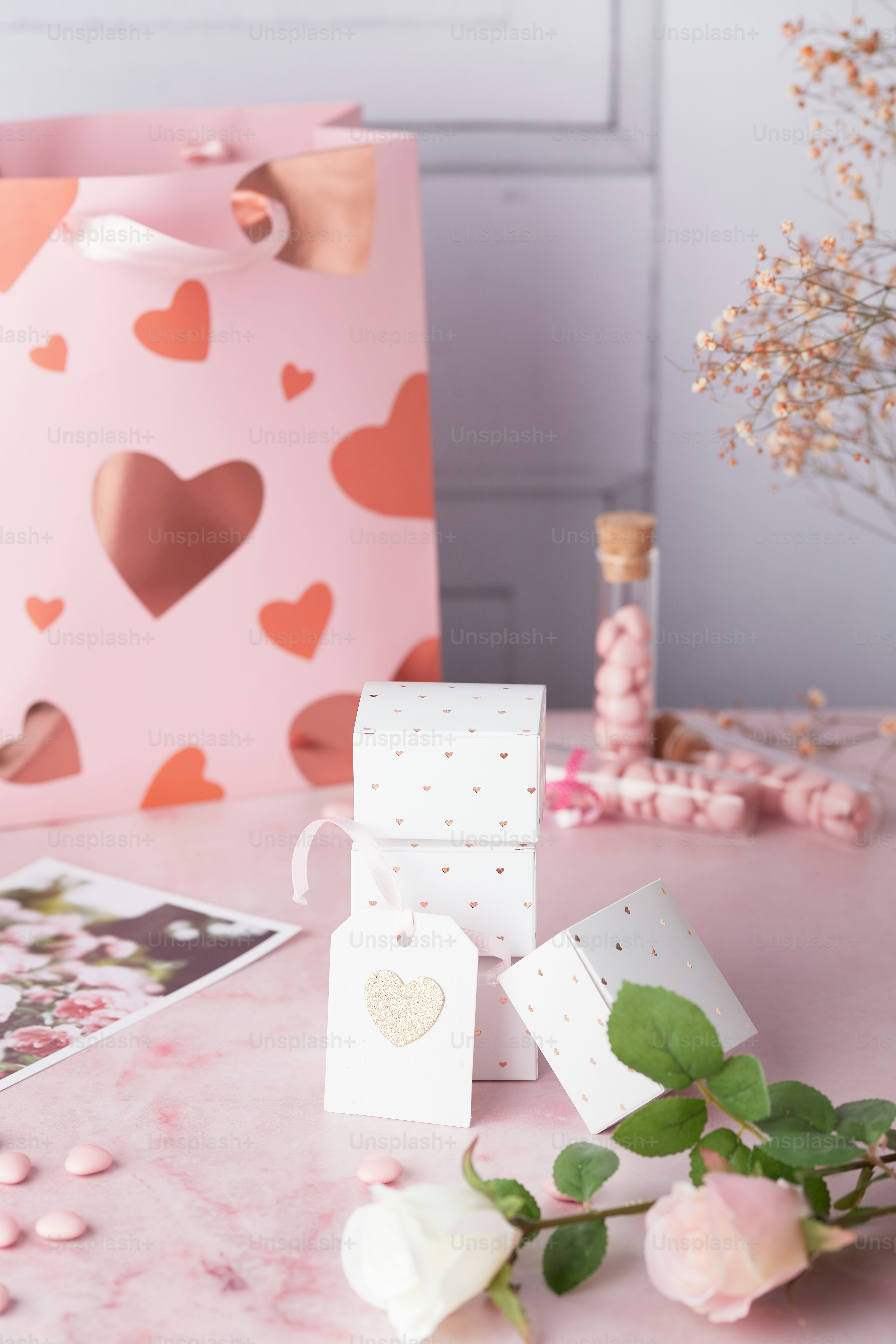 Une table rose surmontée de beaucoup de fleurs roses