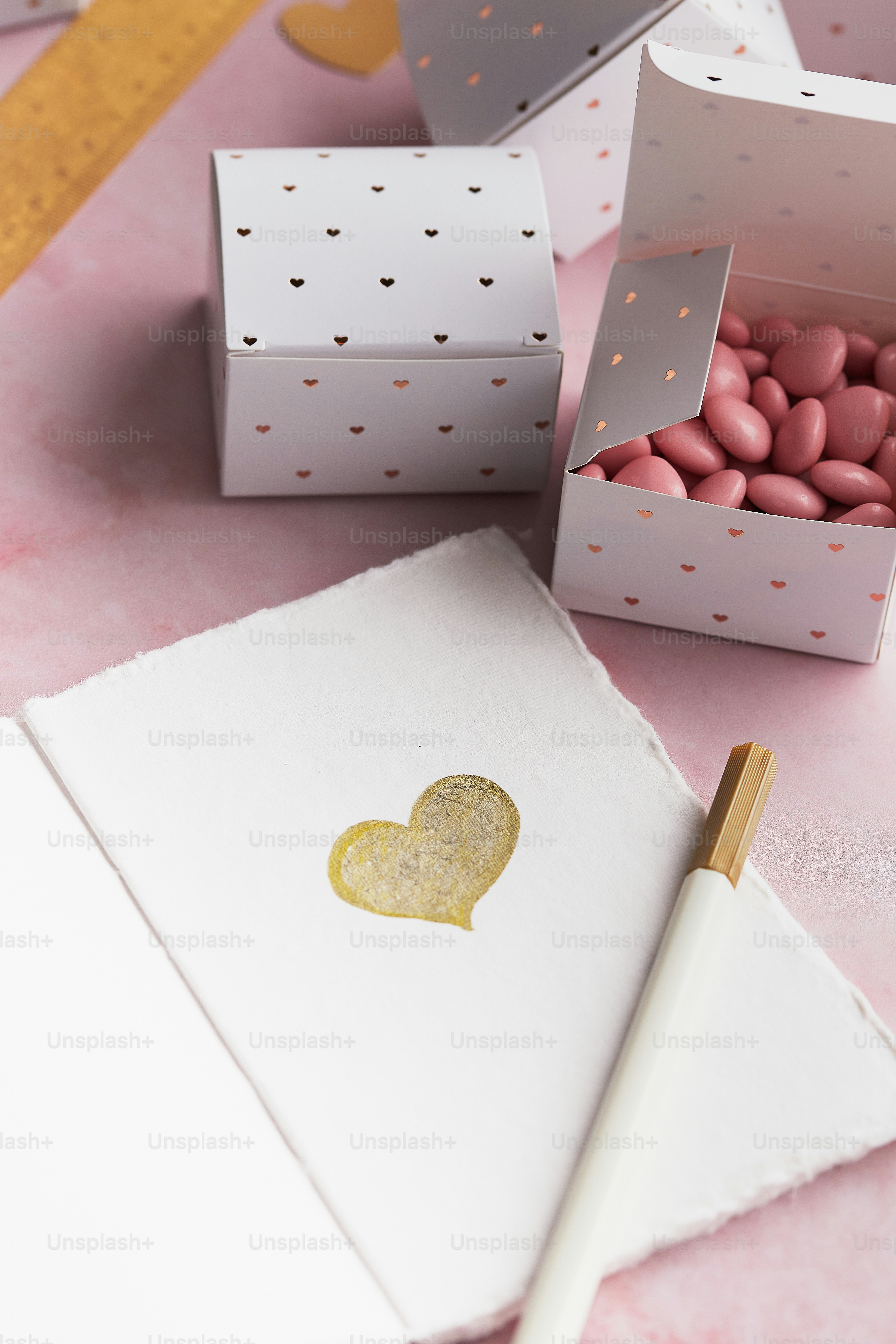 uma mesa rosa coberta com caixas cheias de doces