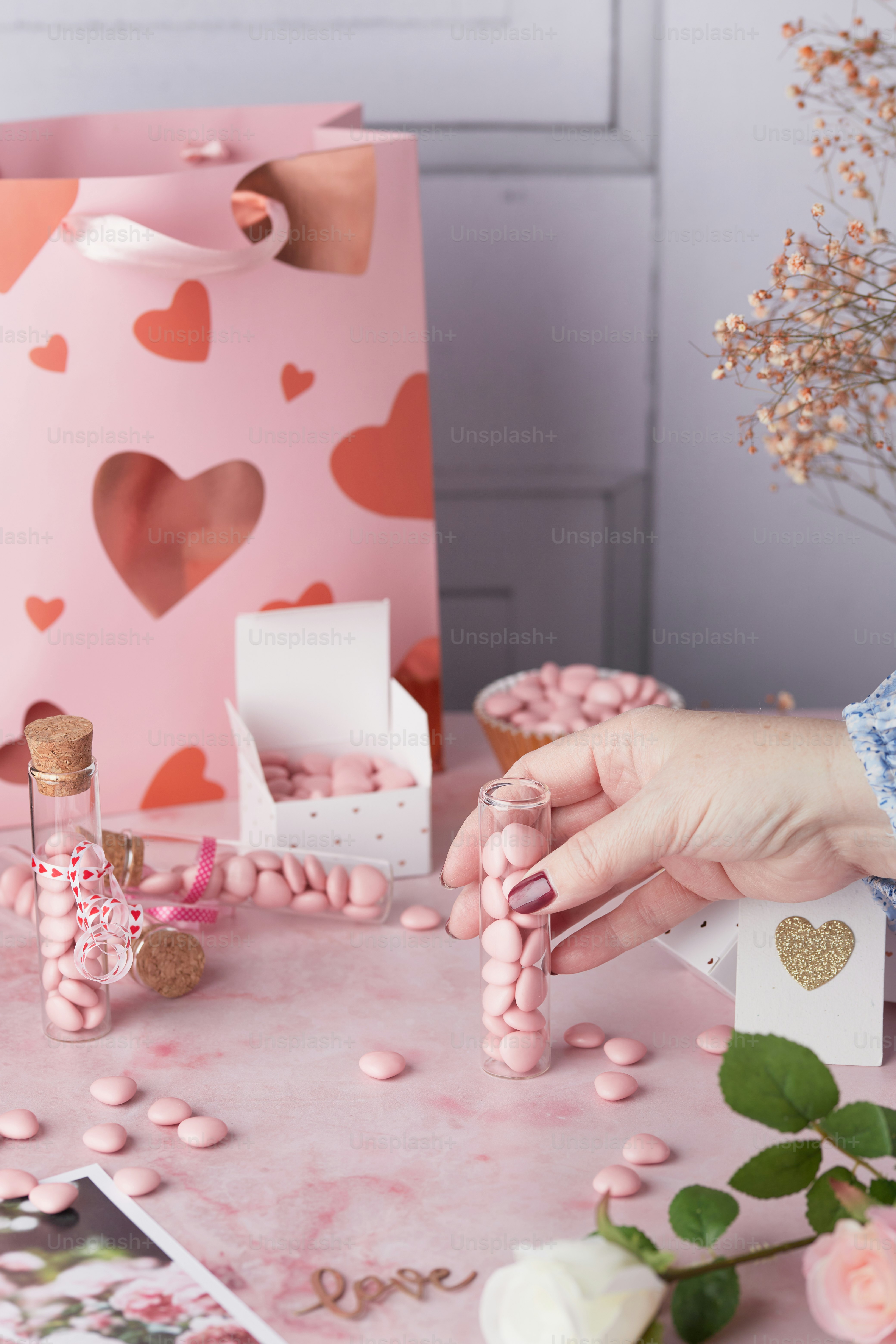 una mesa con un mantel rosa y un mantel rosa con corazones