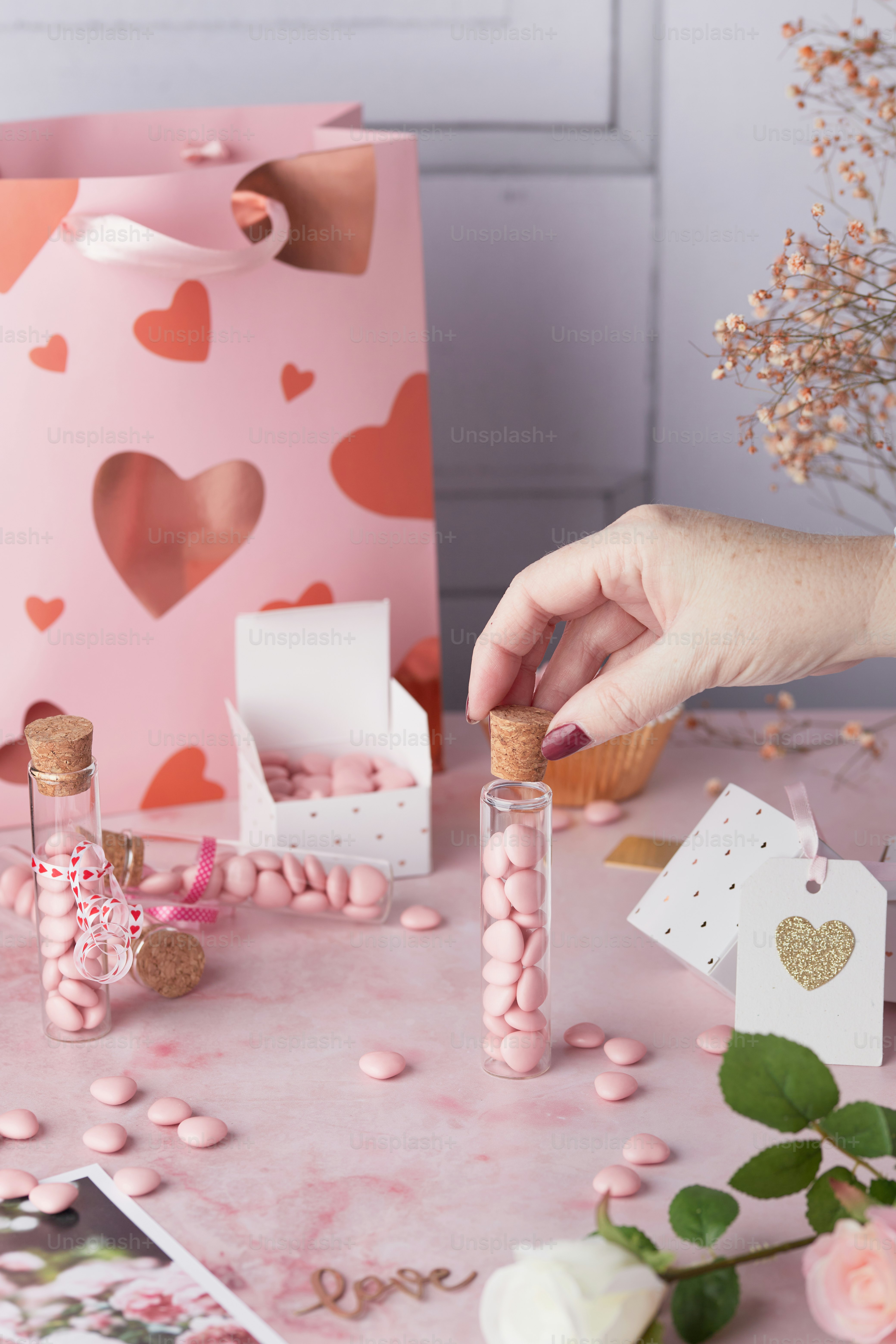 Une table rose surmontée de beaucoup de bonbons