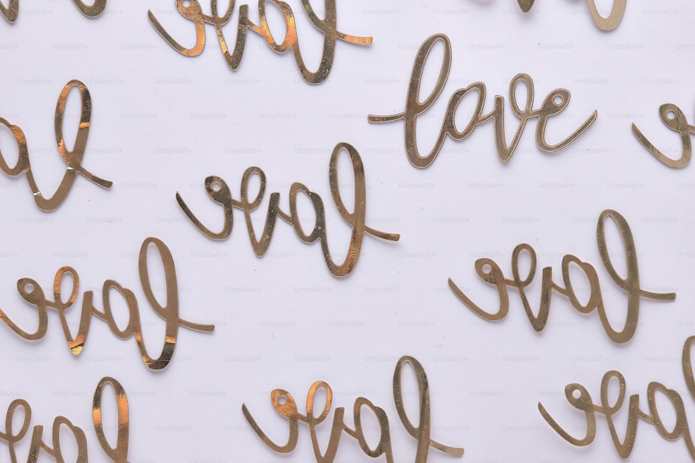 um close up de uma parede branca com letras douradas