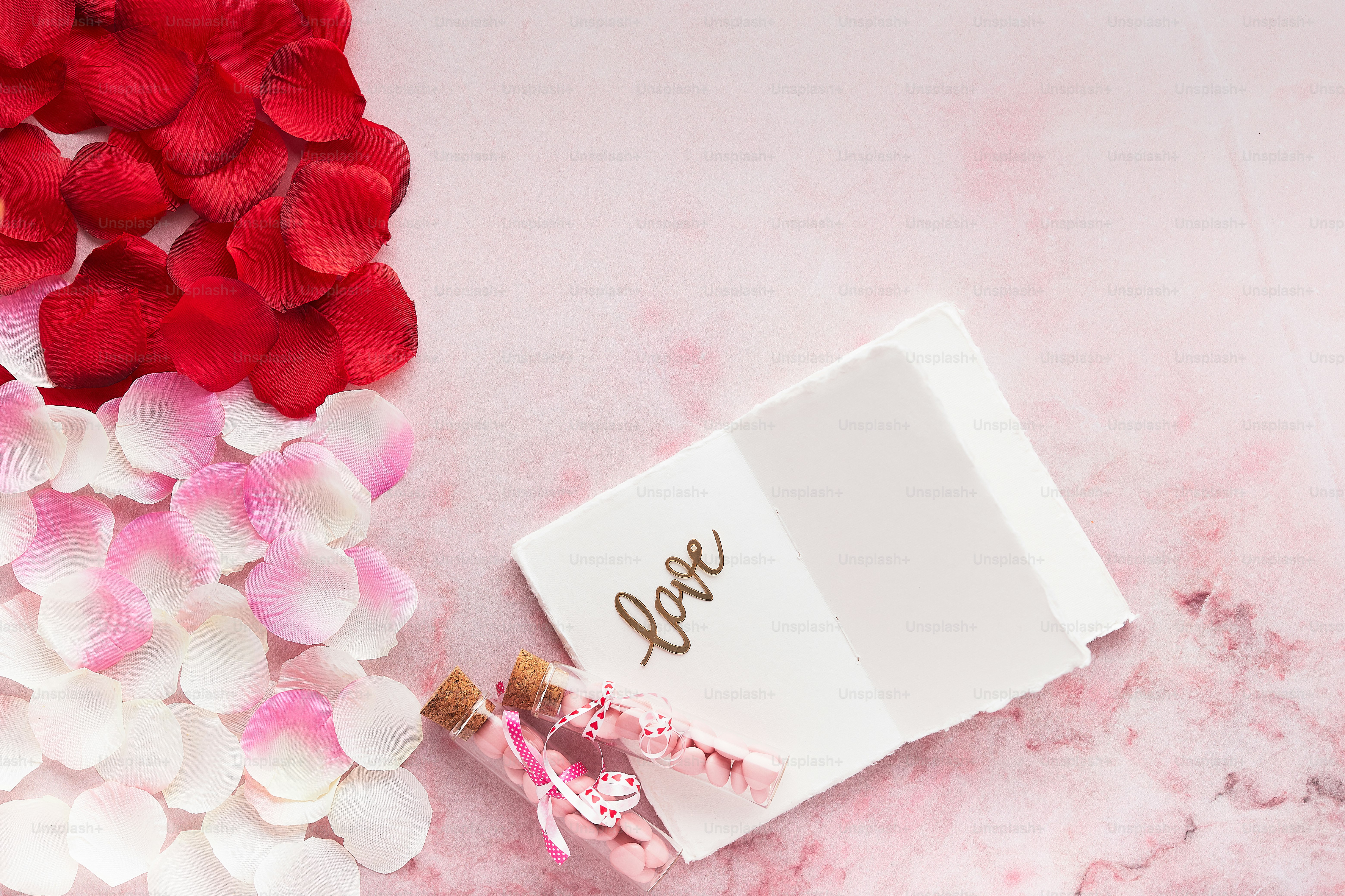 eine weiße Box mit rosa und weißen Blumen daneben