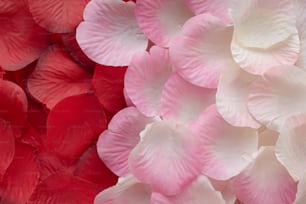 Un ramo de flores rosadas y blancas sobre un fondo rojo
