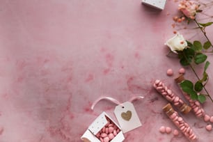 ein rosa Tisch mit rosa und weißen Süßigkeiten