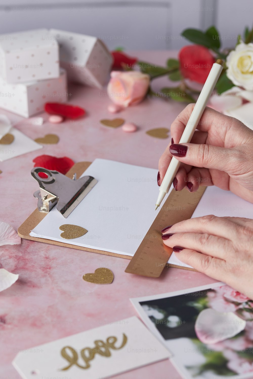 eine Person, die einen Bleistift hält und auf ein Blatt Papier schreibt