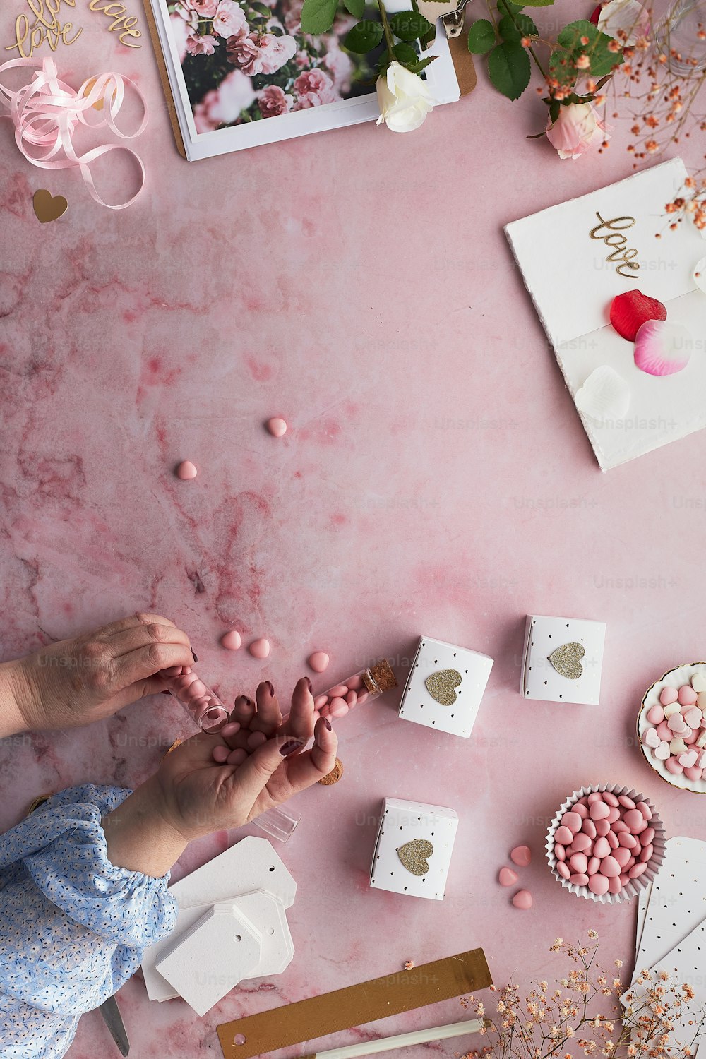 uma mesa rosa coberta com muitos doces