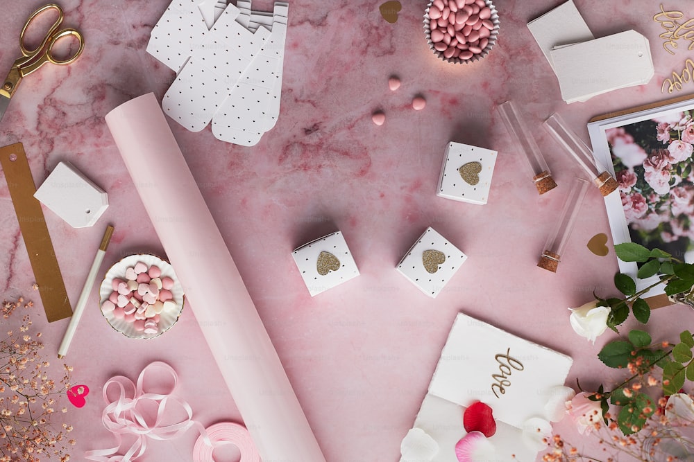 uma mesa rosa coberta com muitos itens diferentes