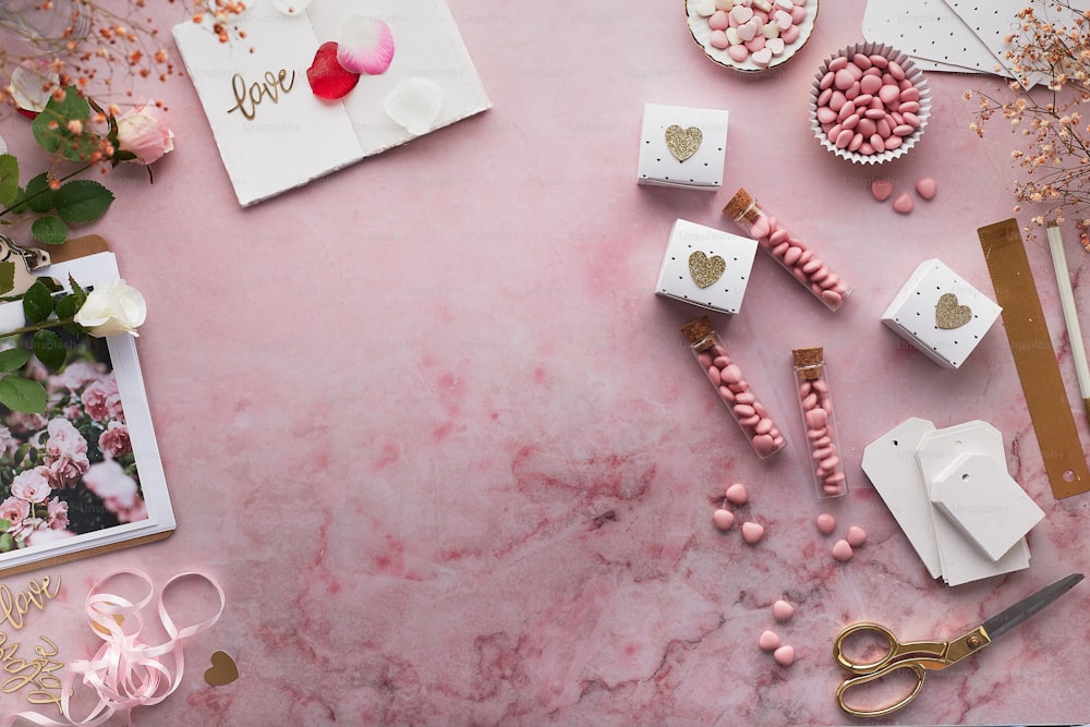 Une table surmontée de beaucoup d’objets roses et blancs