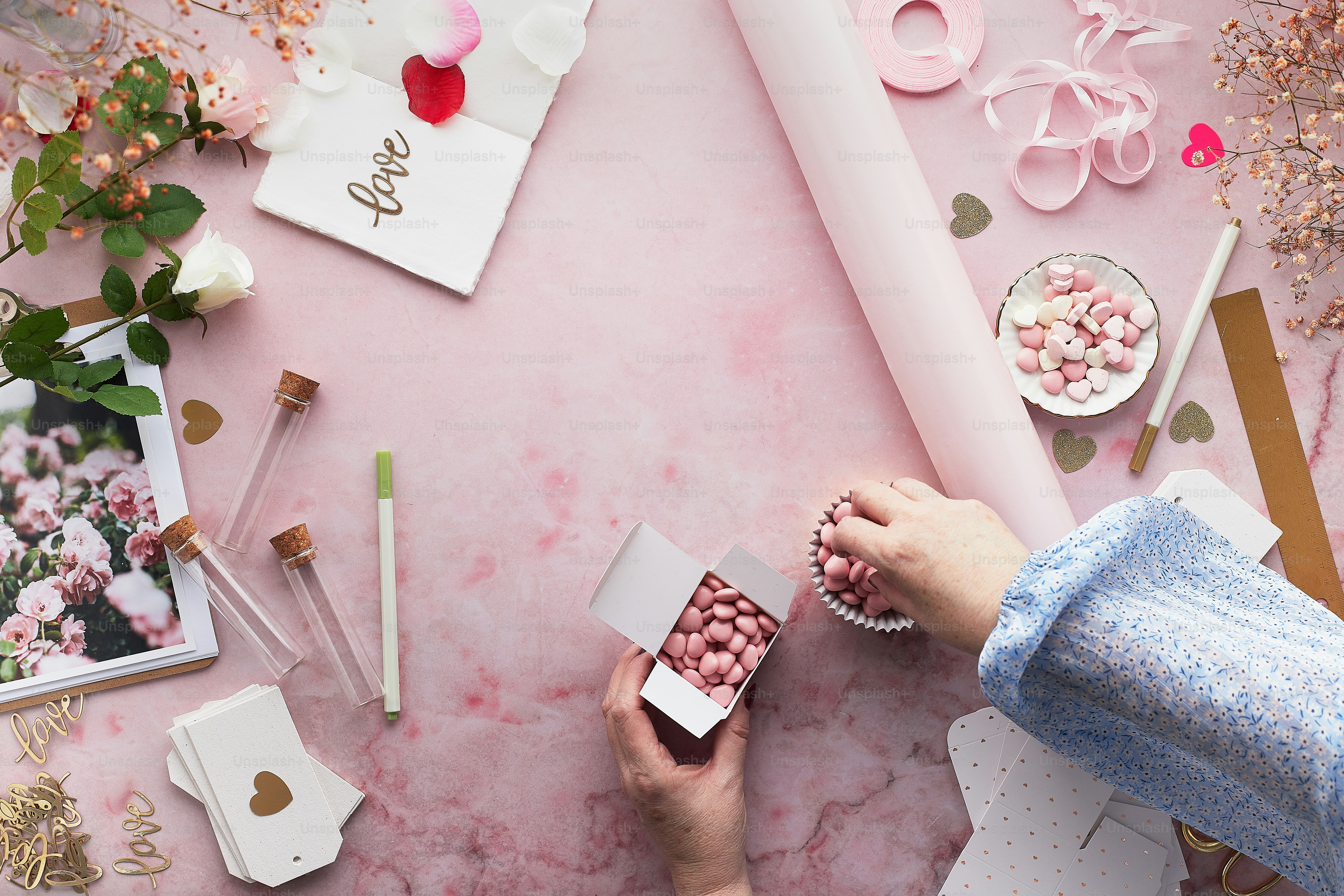 une personne tenant une boîte de bonbons roses