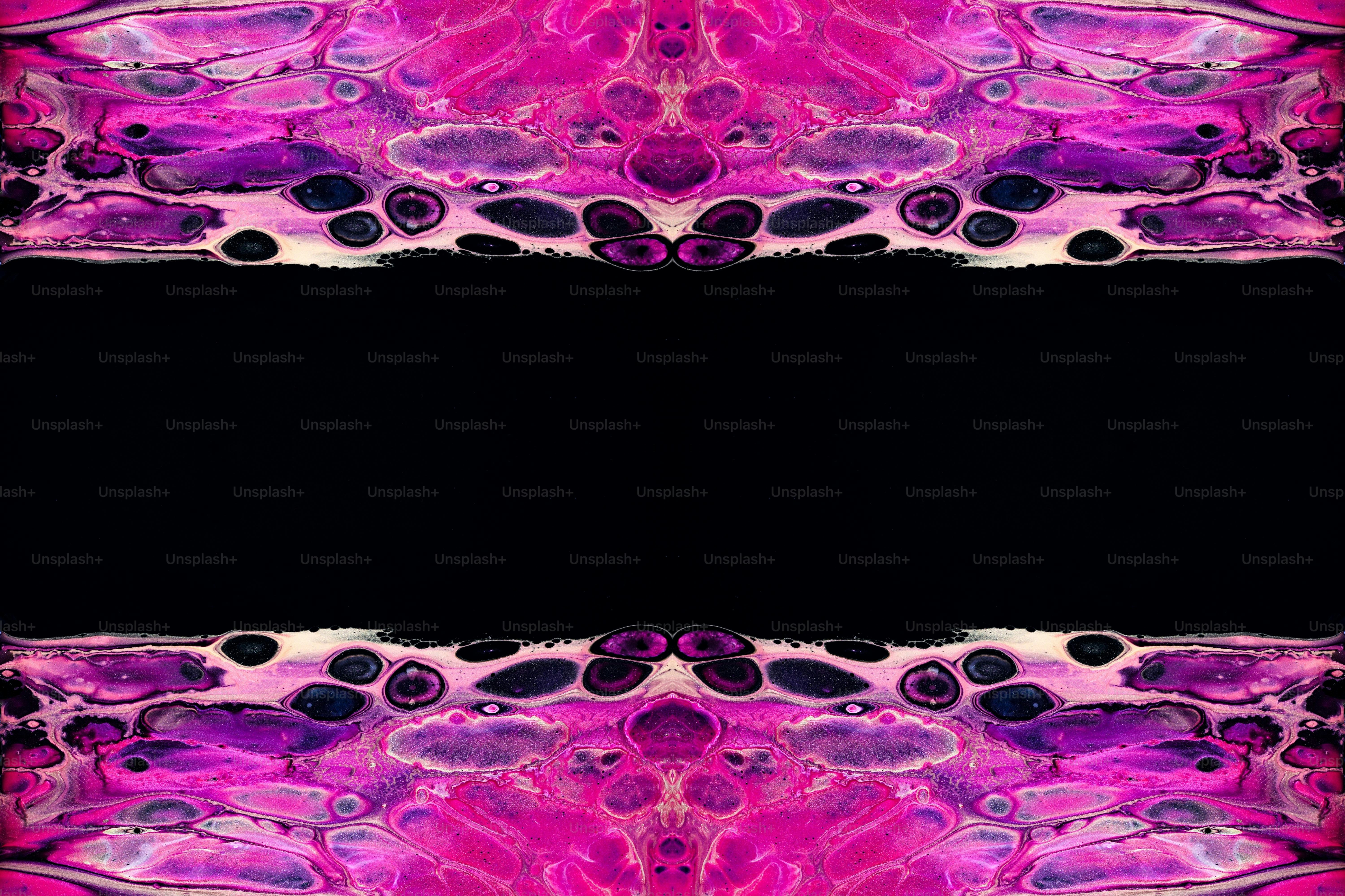ein schwarzer Hintergrund mit einem rosa und violetten Muster