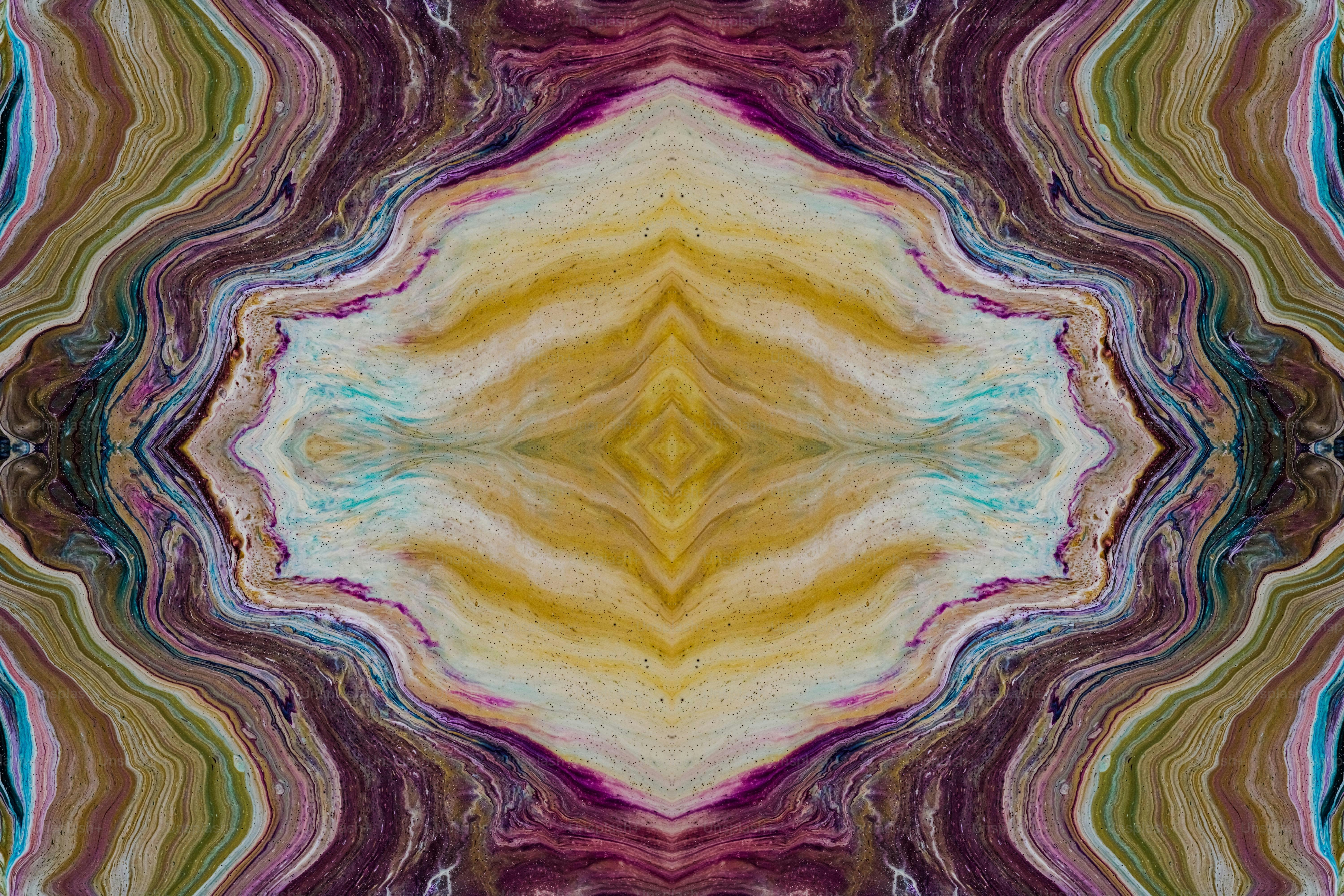 Ein abstraktes Bild eines gelben, violetten und grünen Musters