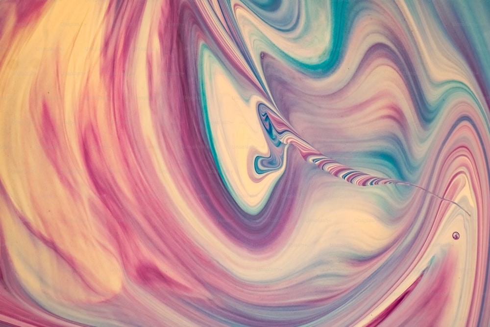 Una pintura abstracta con remolinos y colores