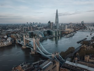ロンドンの街とテムズ川の空撮