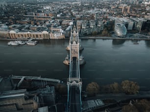 Una vista aérea de un puente sobre un cuerpo de agua