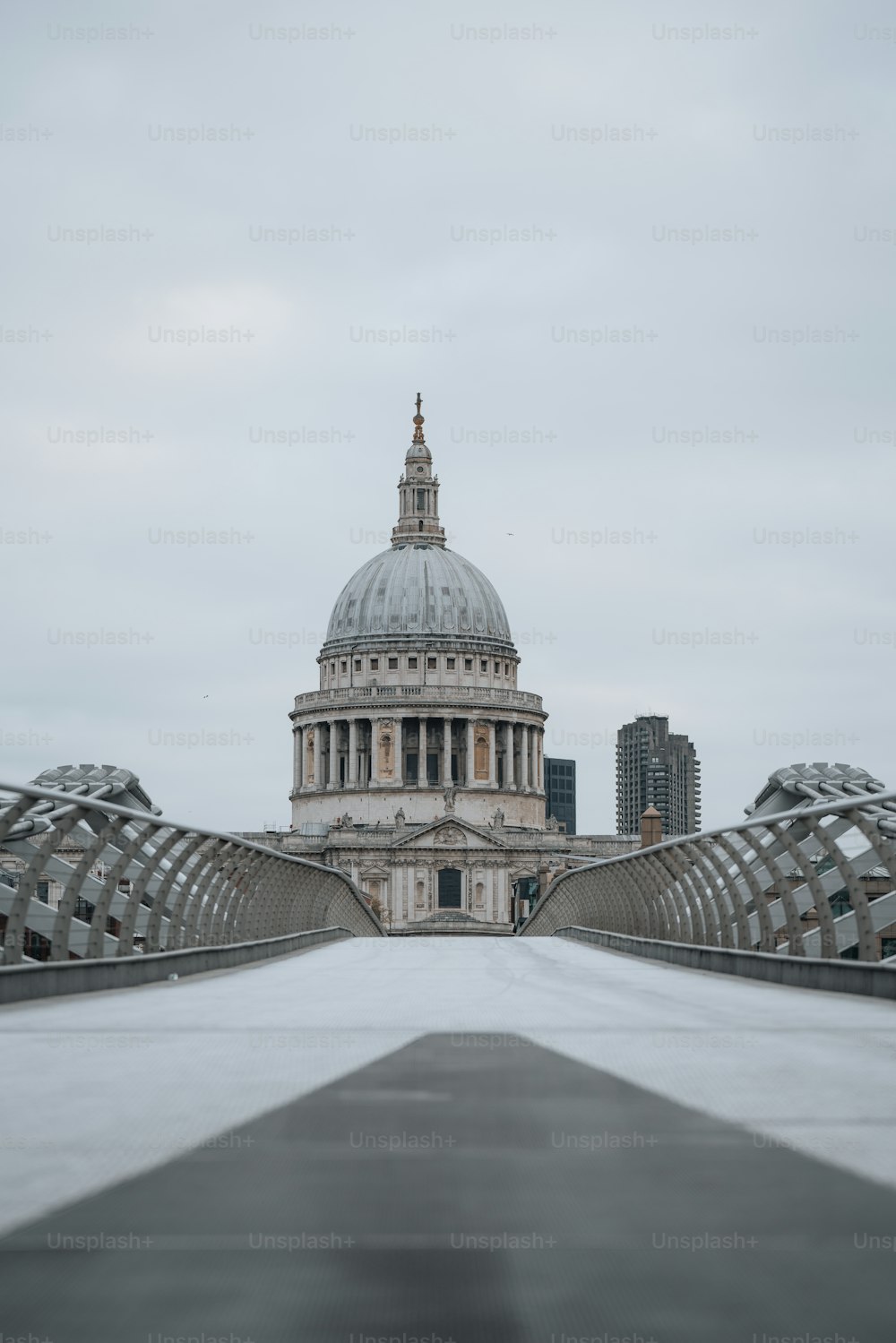 Una vista della cupola della Cattedrale di St Paul dall'altra parte del Millennium Bridge