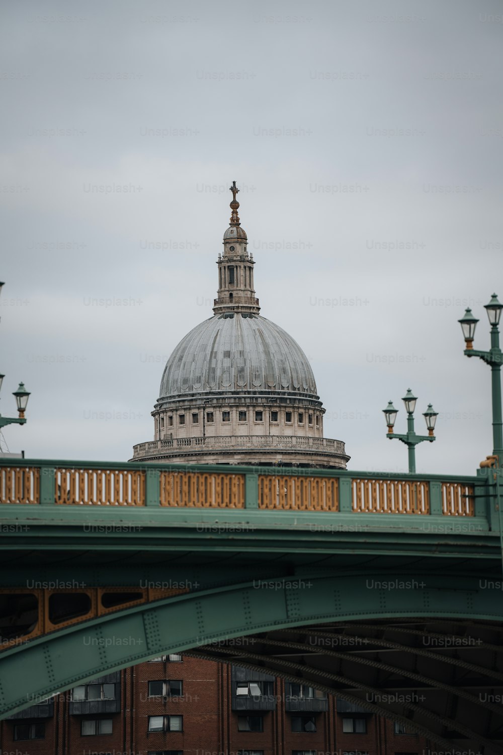 La cupola di un edificio è vista dall'altra parte di un ponte